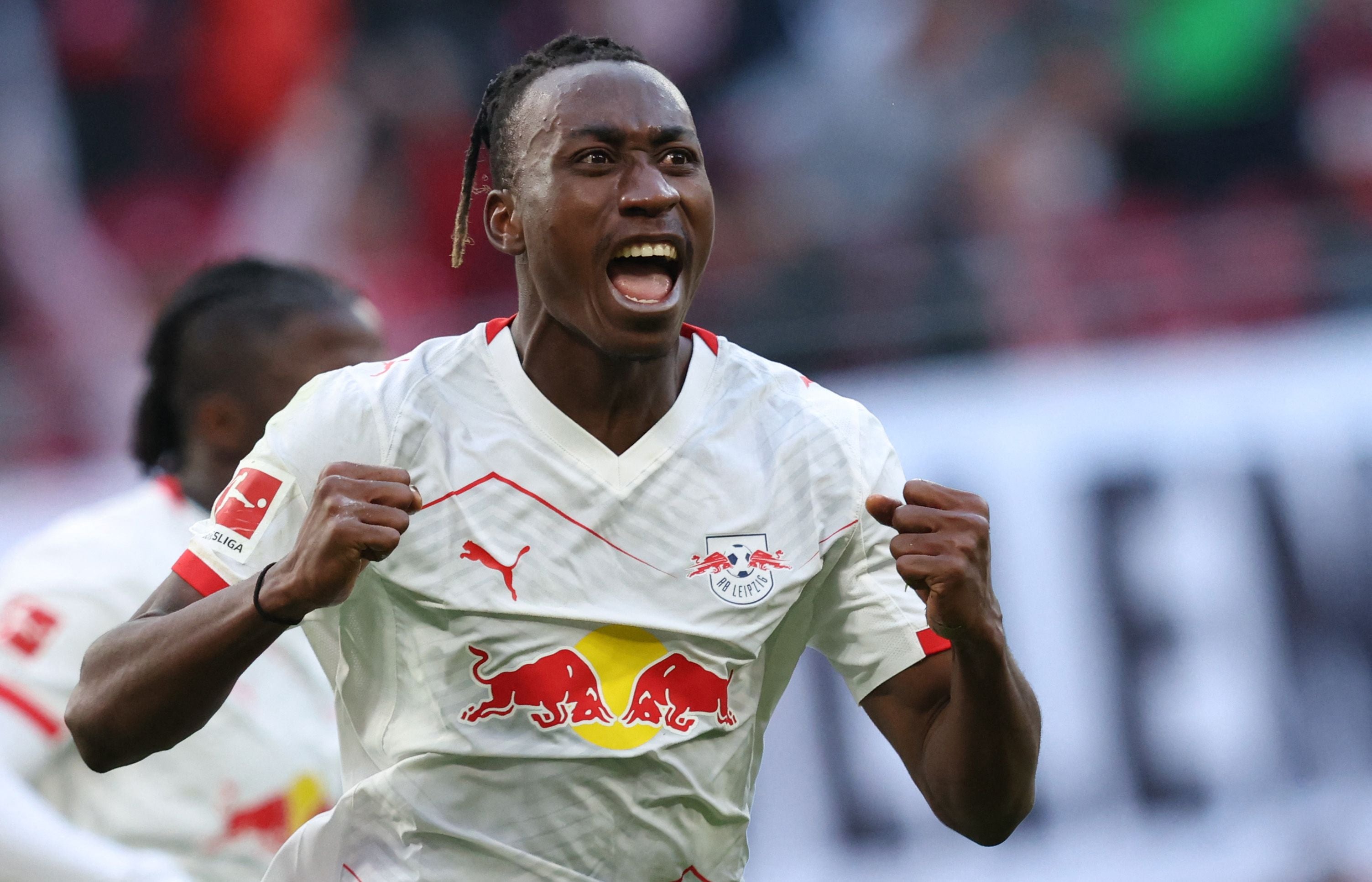 Ein Fußballspieler von RB Leipzig jubelt emotional nach einem Tor auf dem Spielfeld.