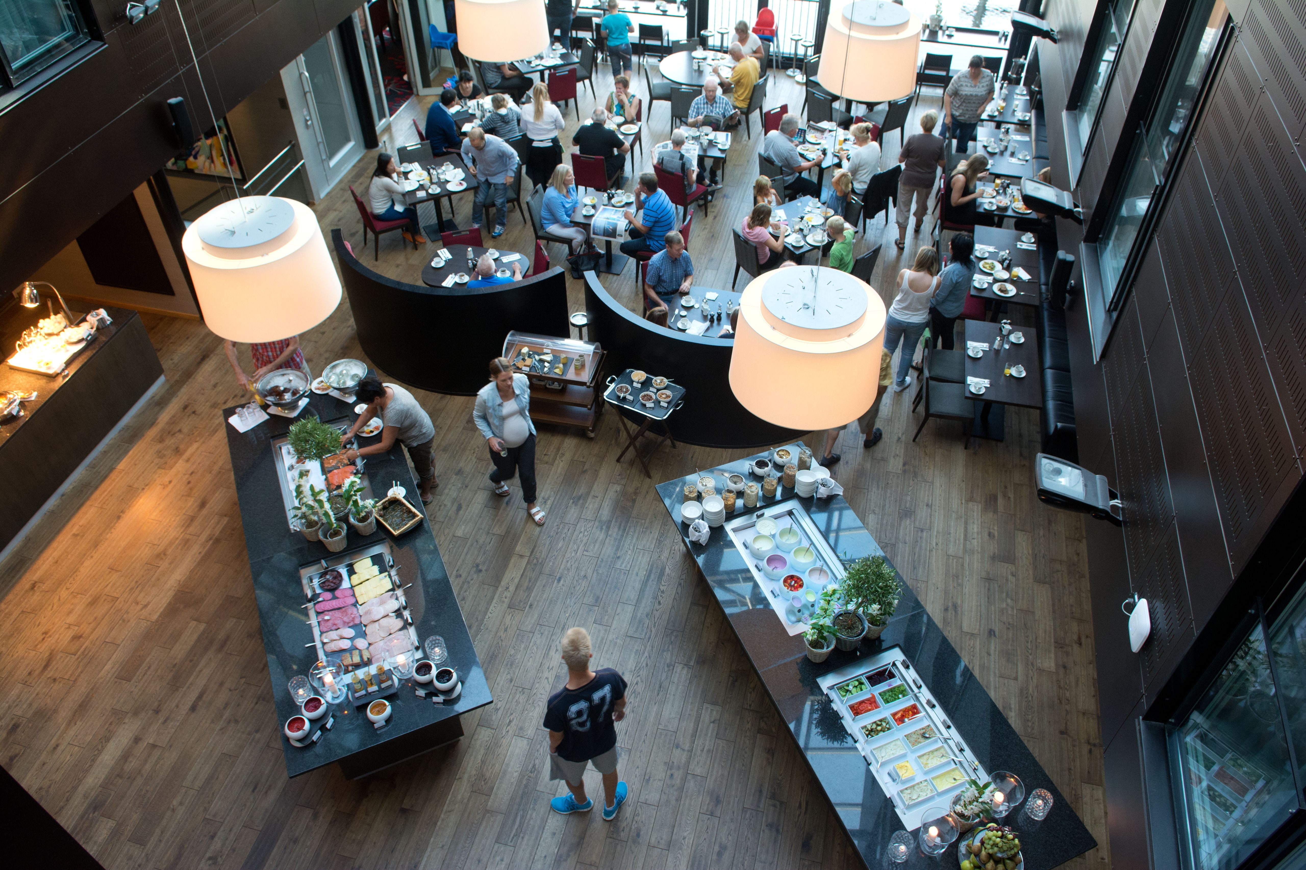 Frühstücksbuffet mit vielen Gästen im Rica Nidelven Hotel in Trondheim, Norwegen.