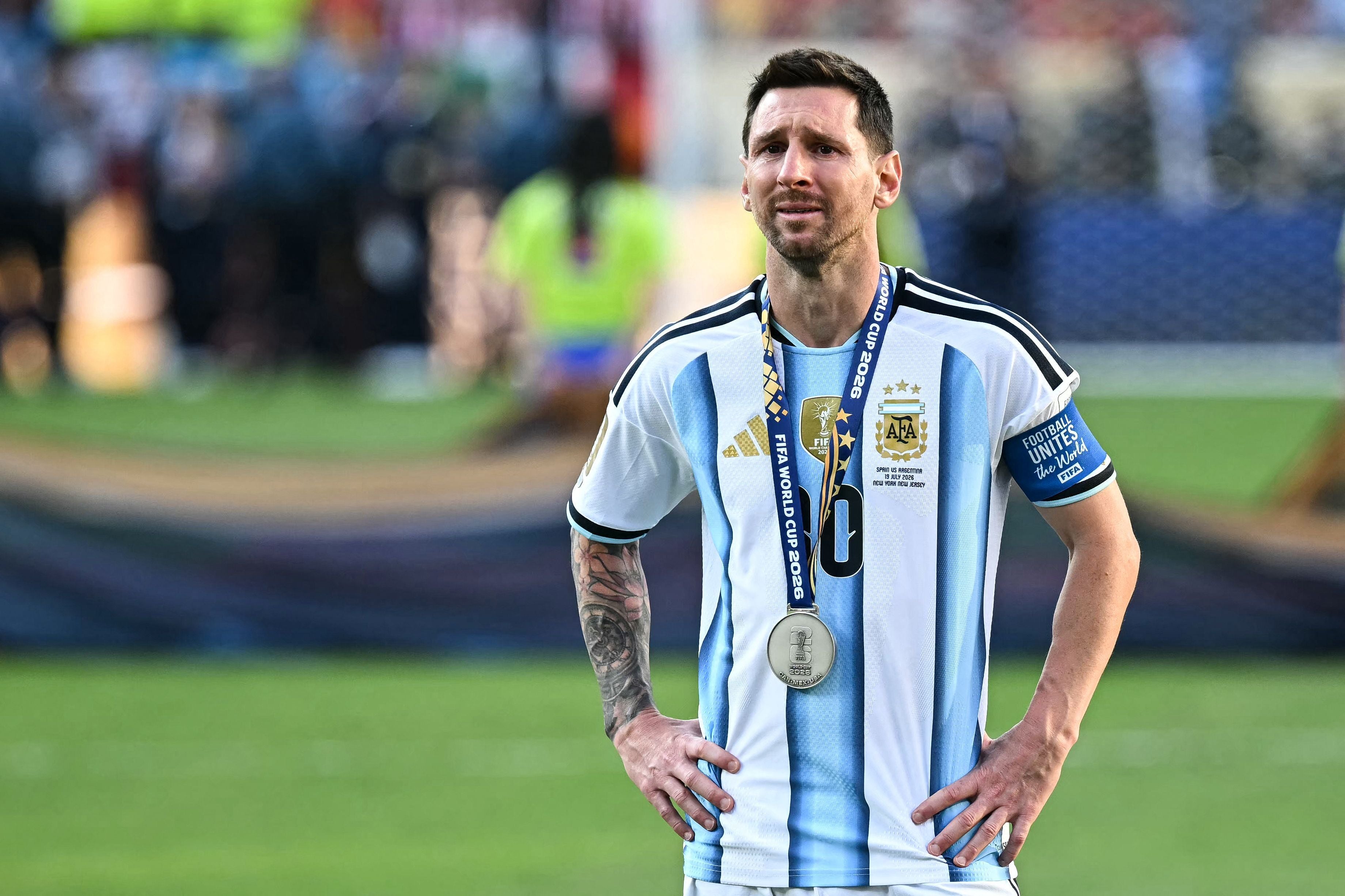 Ein argentinischer Fußballspieler mit der Nummer 10 steht weinend mit einer Silbermedaille auf dem Spielfeld.