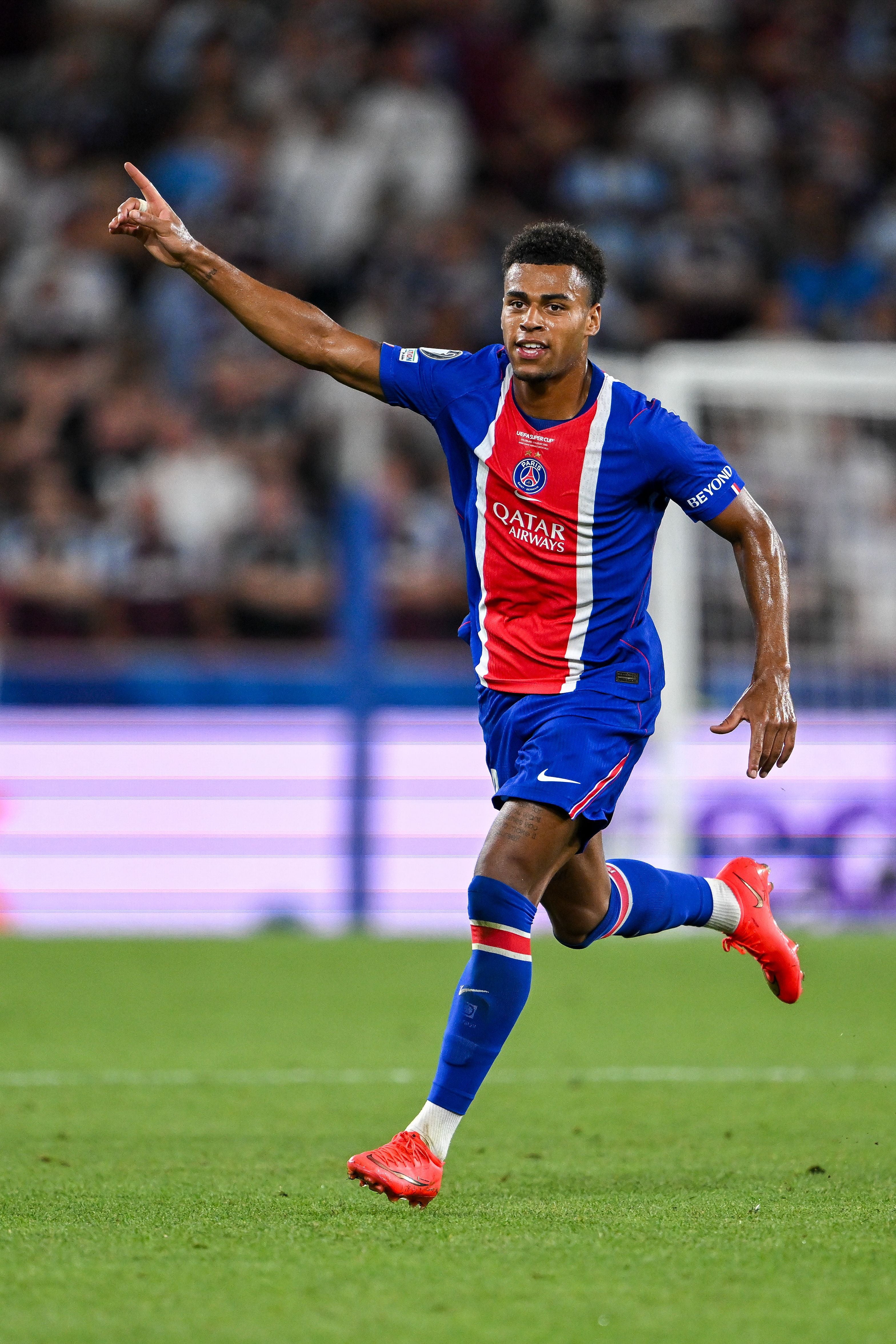 Ein Fußballspieler von PSG jubelt mit ausgestrecktem Arm auf dem Spielfeld.