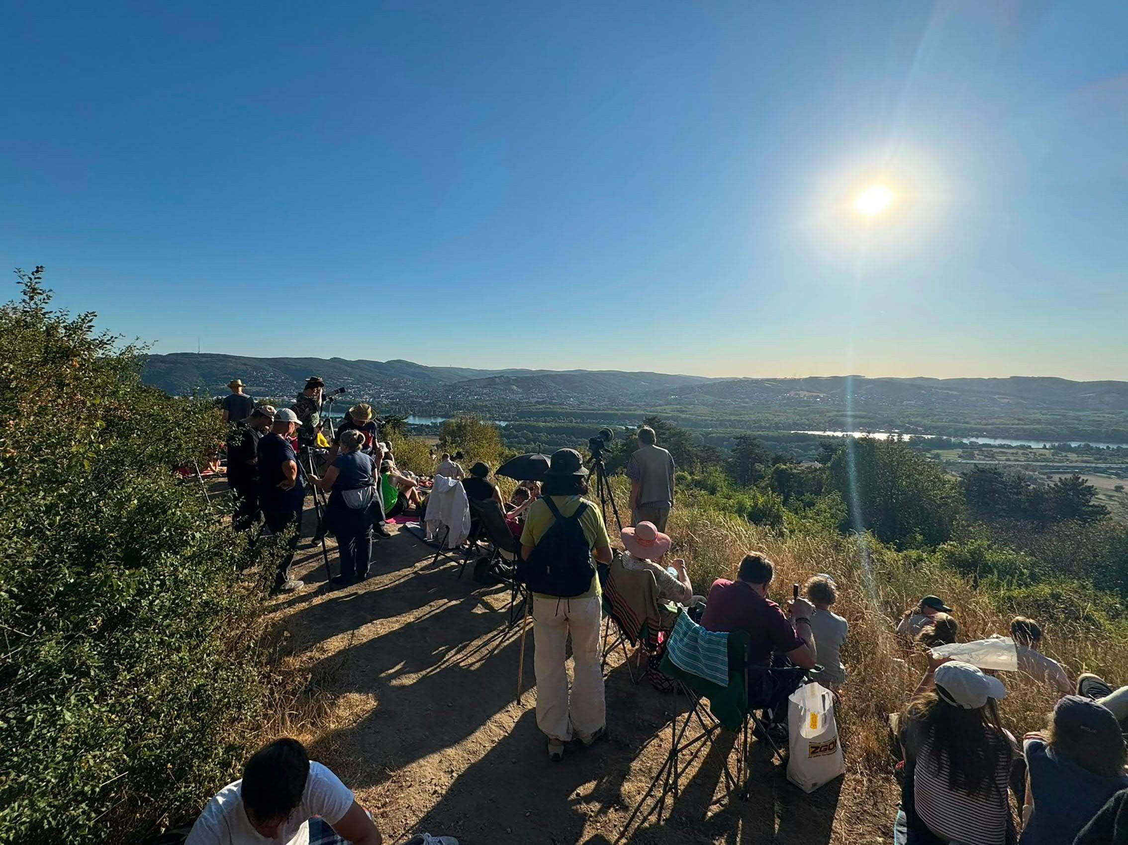 Personen anlässlich der partiellen Sonnenfinsternis über Österreich am Mittwoch, 12. August 2026, auf der Elisabethhöhe am Bisamberg.