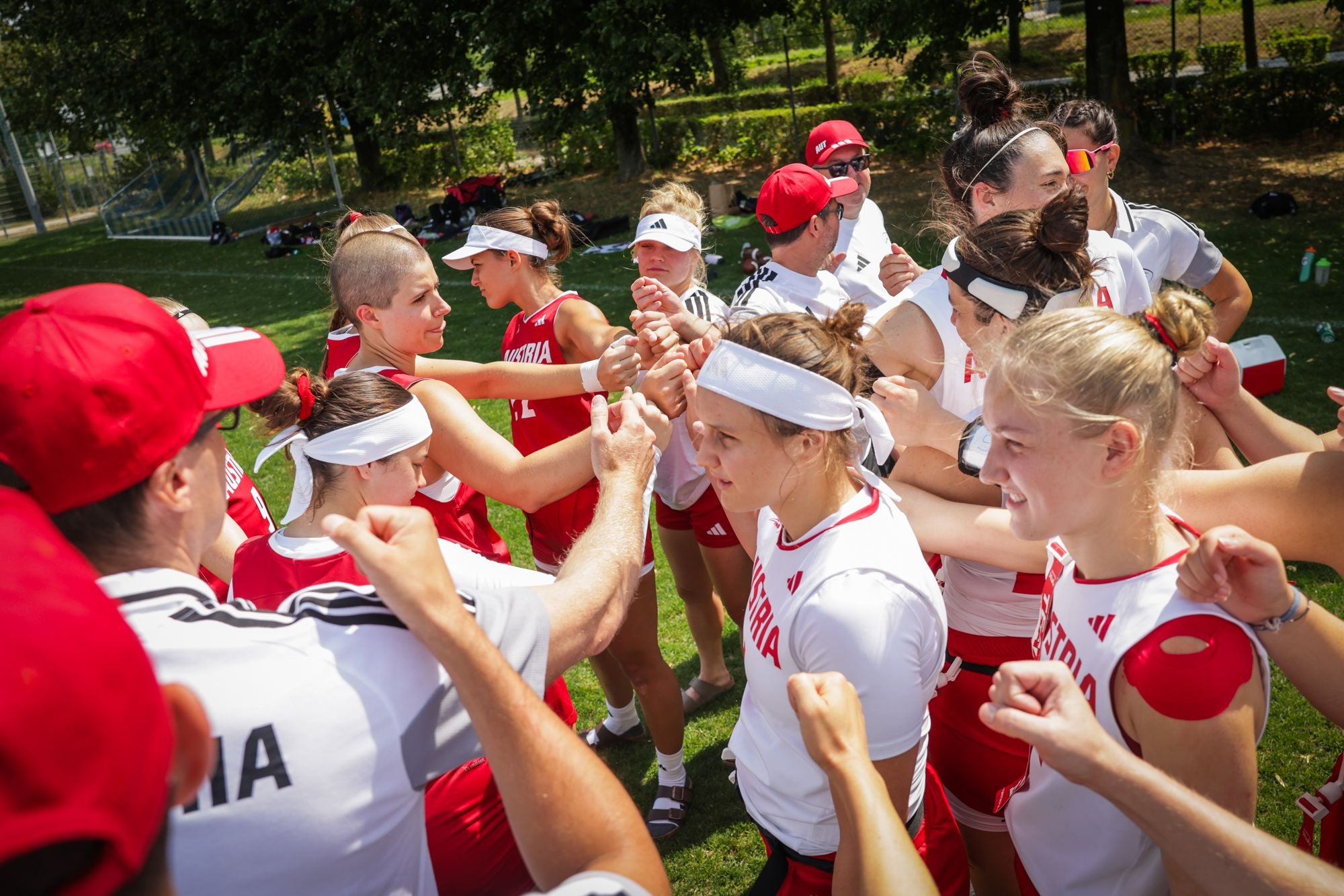 Eine Flag Football Mannschaft steht im Kreis und motiviert sich mit geballten Fäusten.
