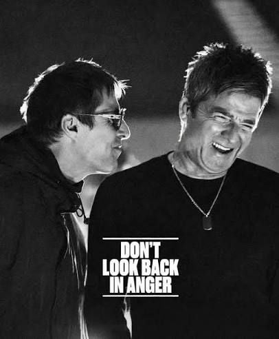 Zwei Männer lachen, darunter der Text: "DON'T LOOK BACK IN ANGER".