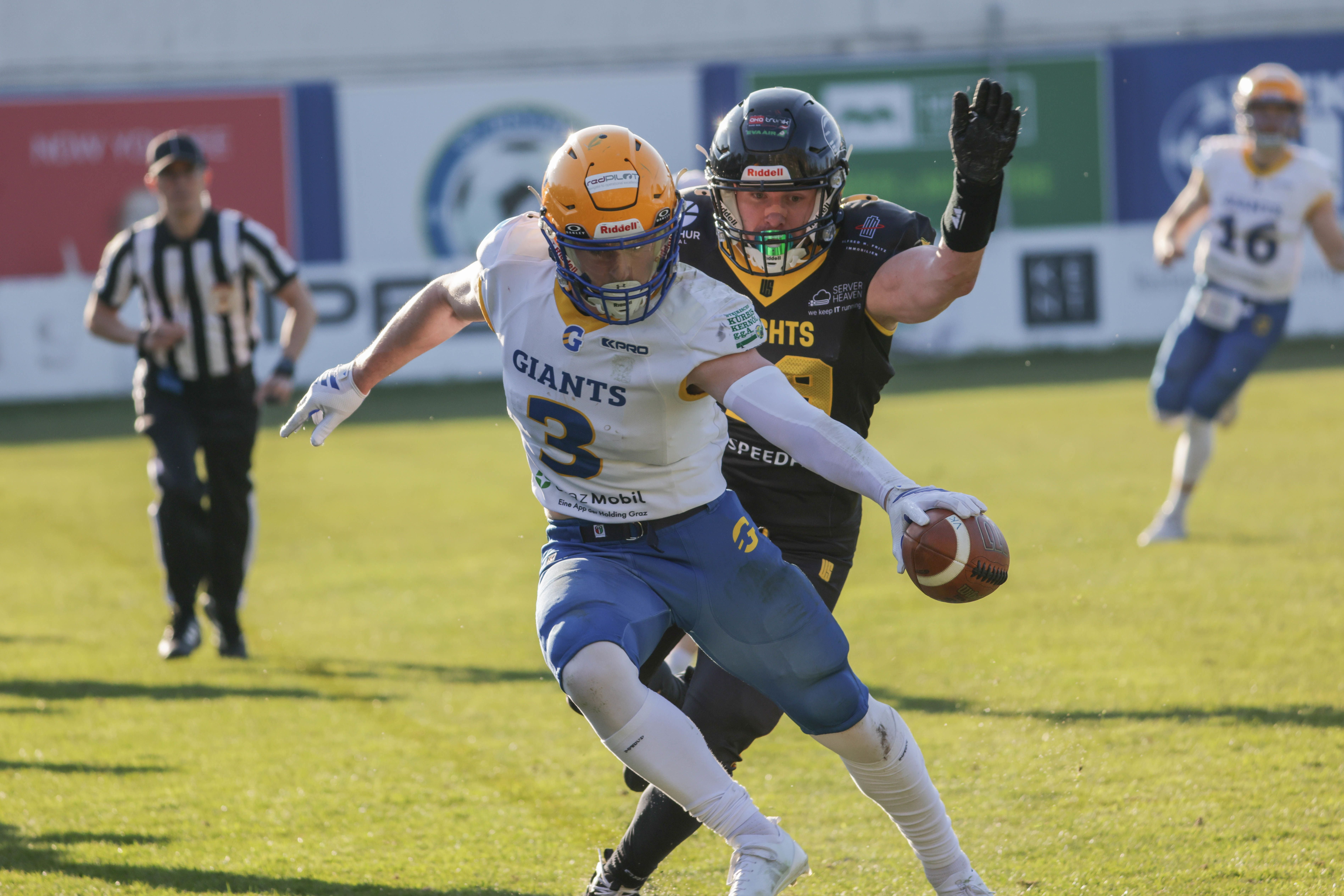 VIENNA,AUSTRIA,11.APR.26 - AMERICAN FOOTBALL - AFL, Austrian Football League, Vienna Knights vs Graz Giants. Image shows Jonas Dachs-Wiesinger (Giants) and Alexander Watholowitsch (Vienna Knights). Photo: GEPA pictures/ David Bitzan