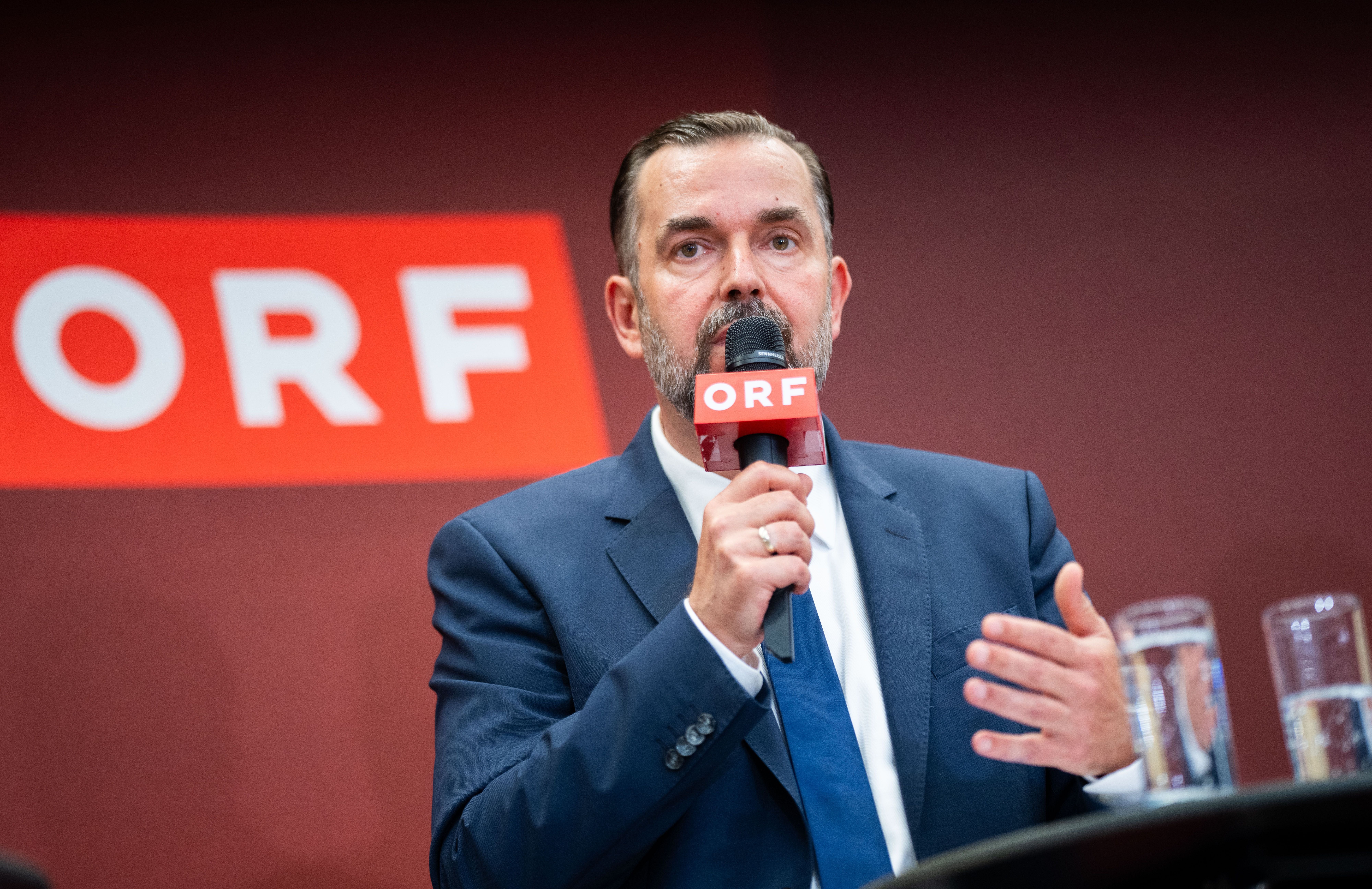 Ein Mann im Anzug spricht bei einer ORF-Pressekonferenz ins Mikrofon.