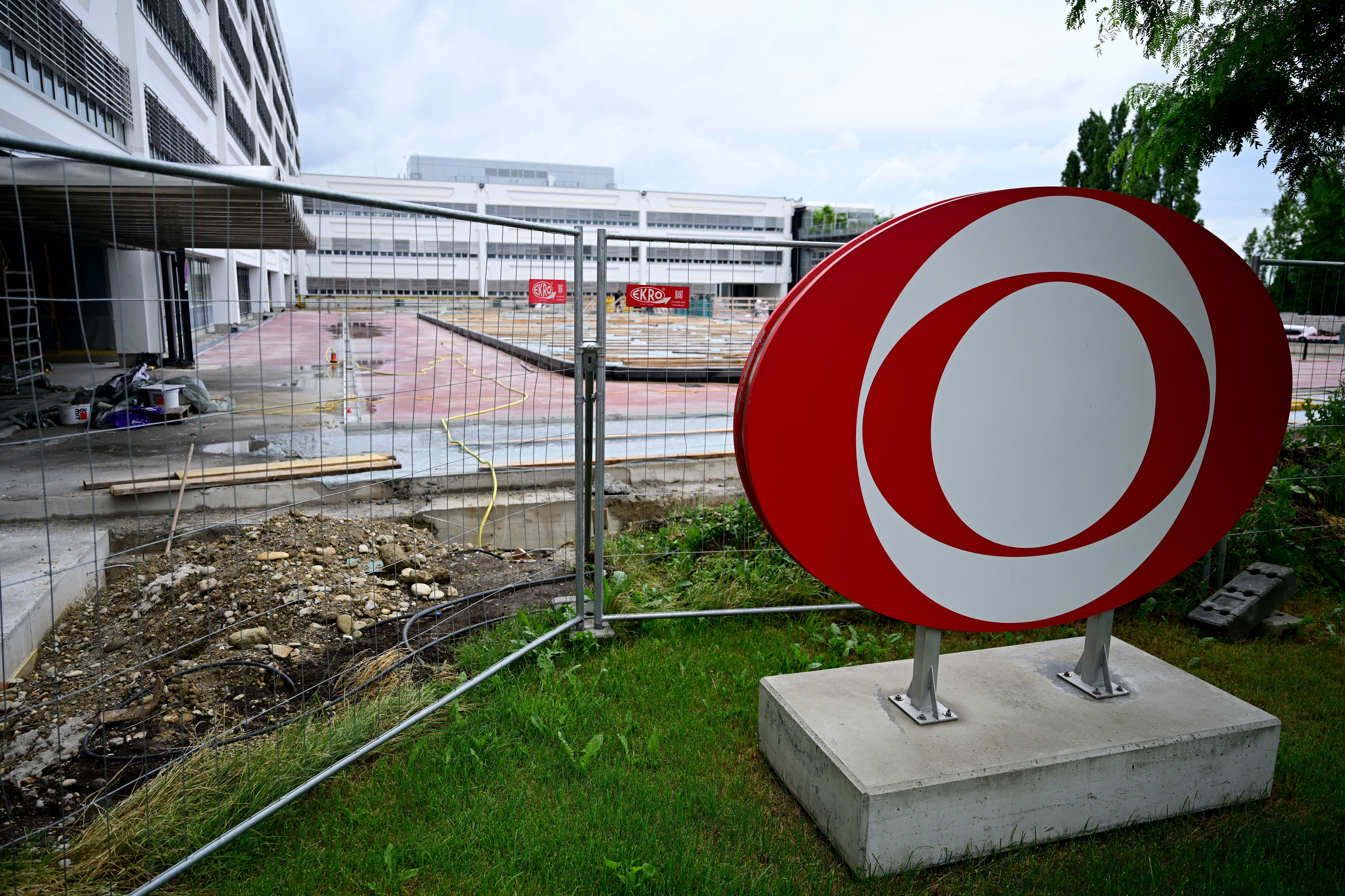 Baustelle am Gelände des ORF-Zentrums in Wien mit großem ORF-Logo im Vordergrund.