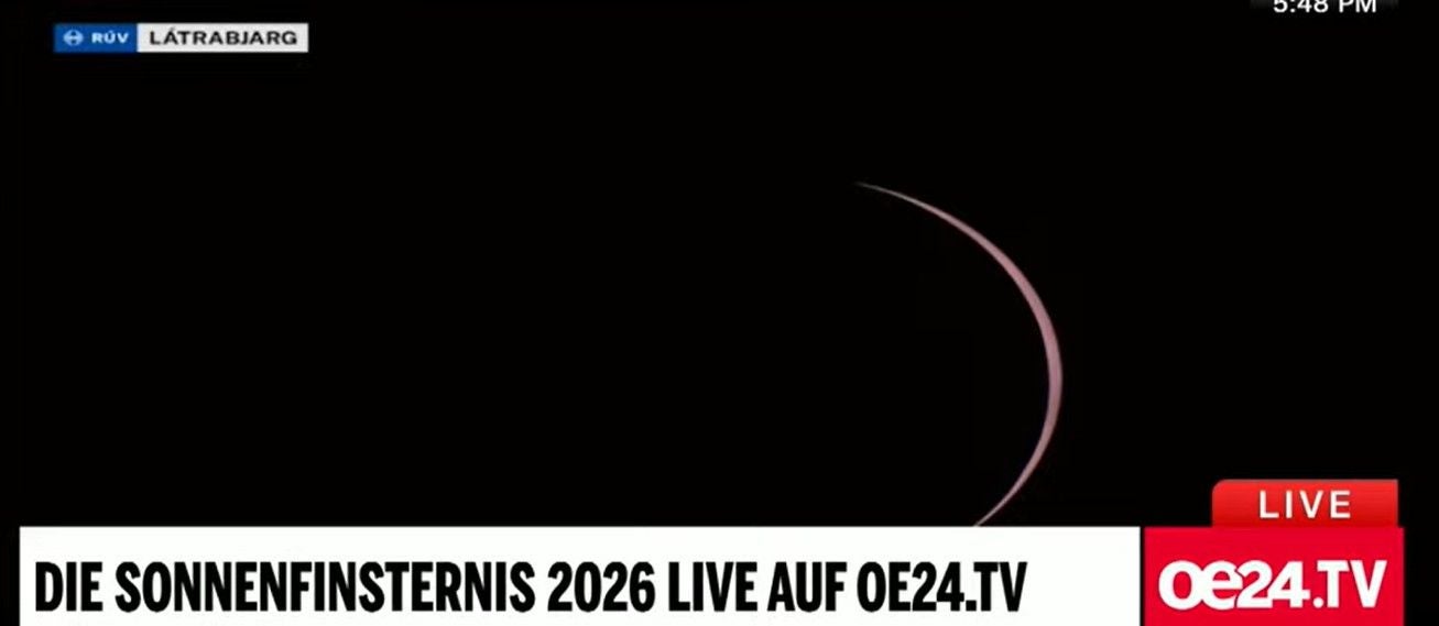 Sonnenfinsternis mit schmaler Sichel über schwarzem Himmel.