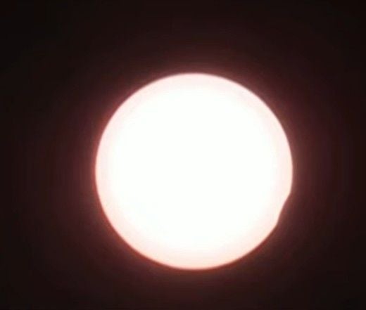 Rechts unten: Hier schiebt sich der Mond vor die Sonne. Ein oe24.TV-Bild vom Donauturm aus.