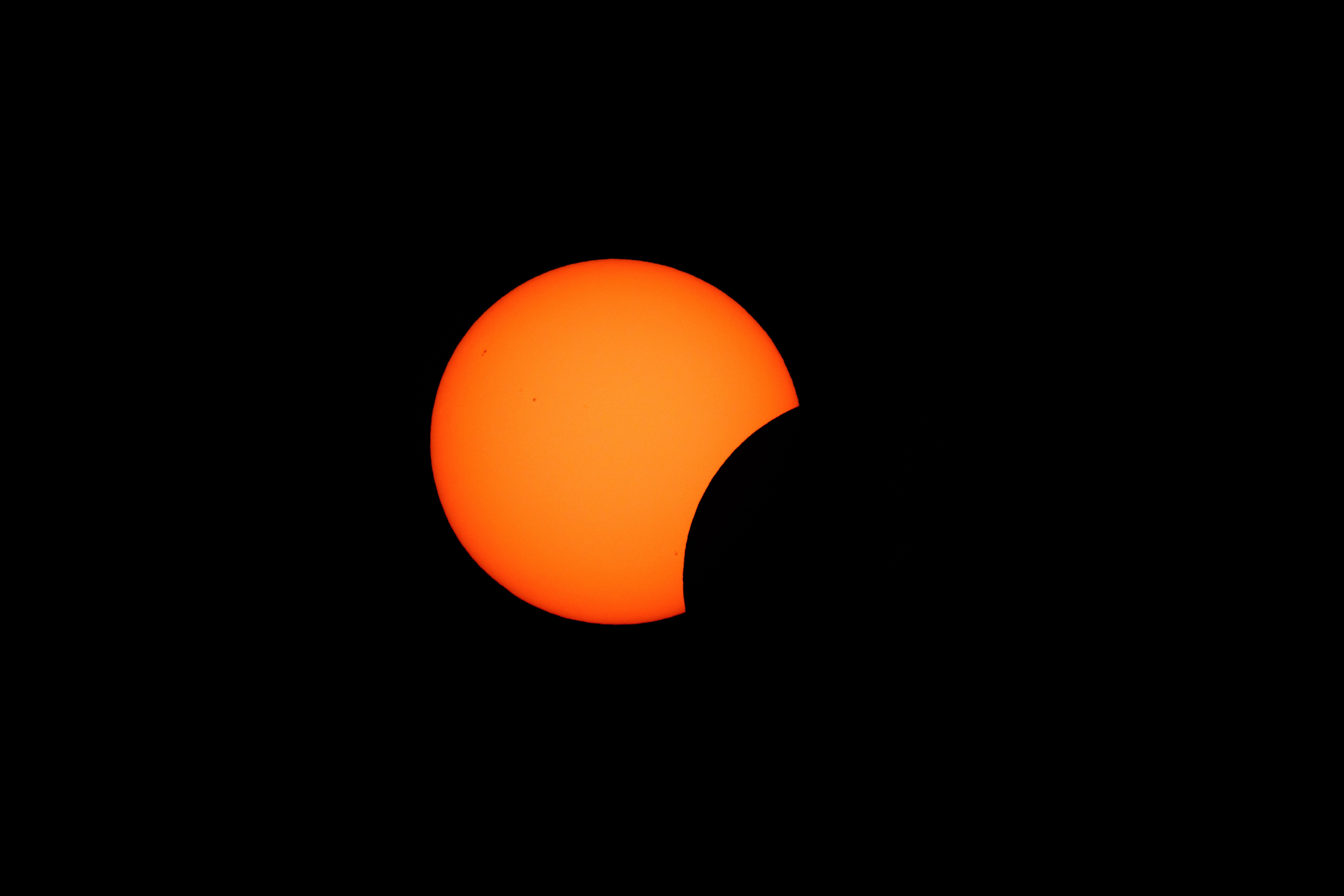 Die Sonne im Rahmen einer partiellen Sonnenfinsternis auf der Sophienalpe in Wien.