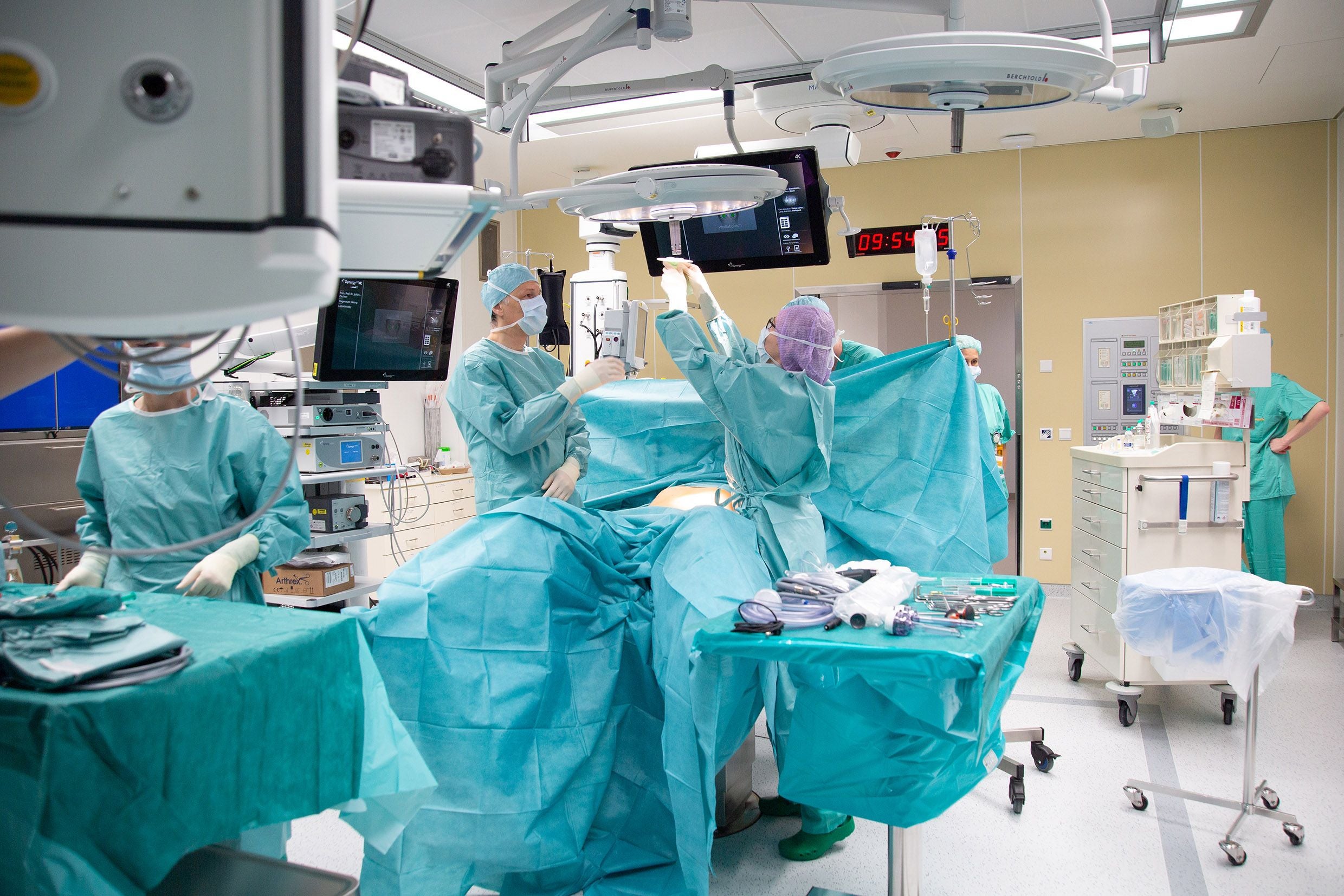 Ärzte und Pflegekräfte führen eine Operation in einem modernen Operationssaal durch.