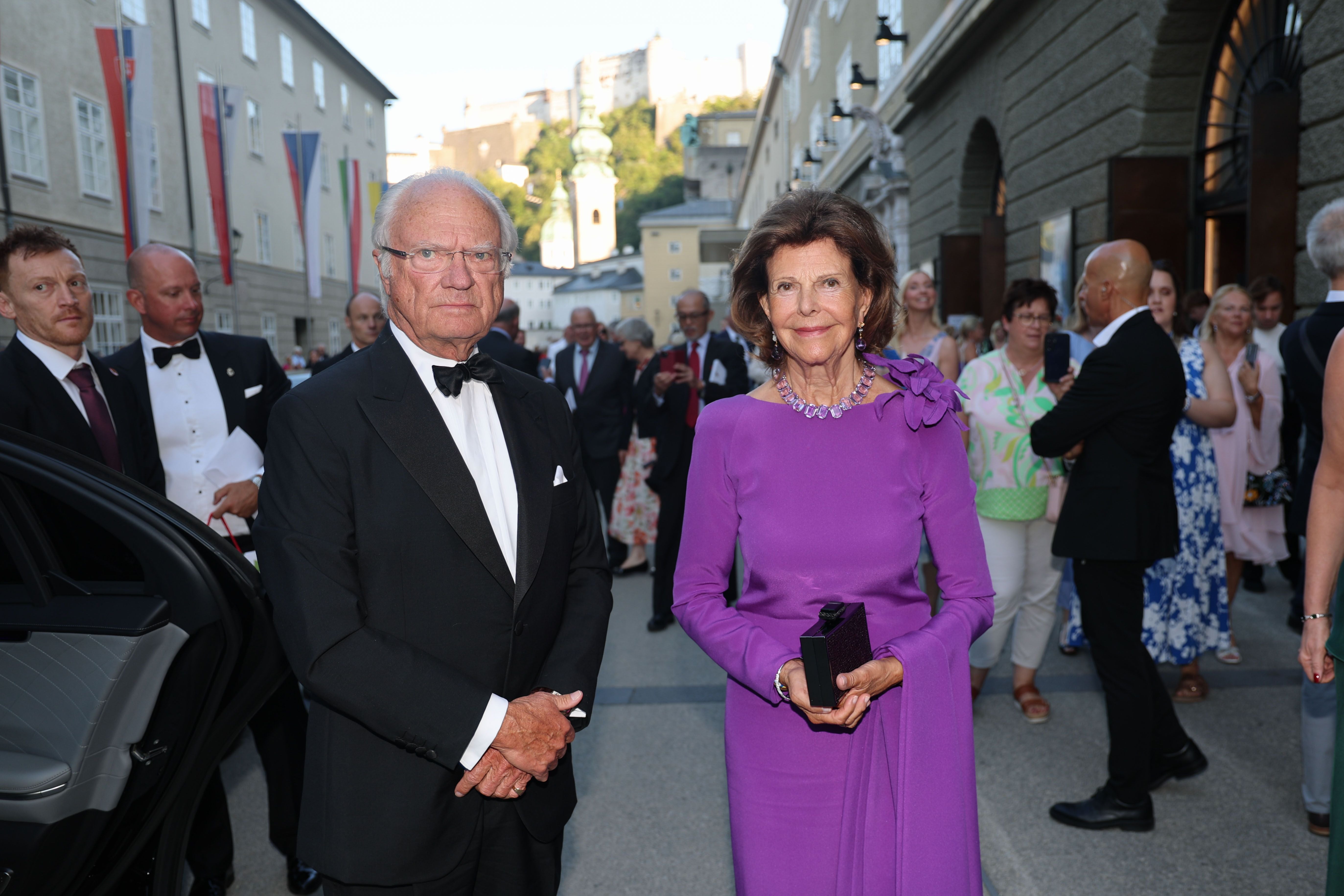König und Königin von Schweden elegant gekleidet bei Ankunft am Festspielhaus Salzburg.
