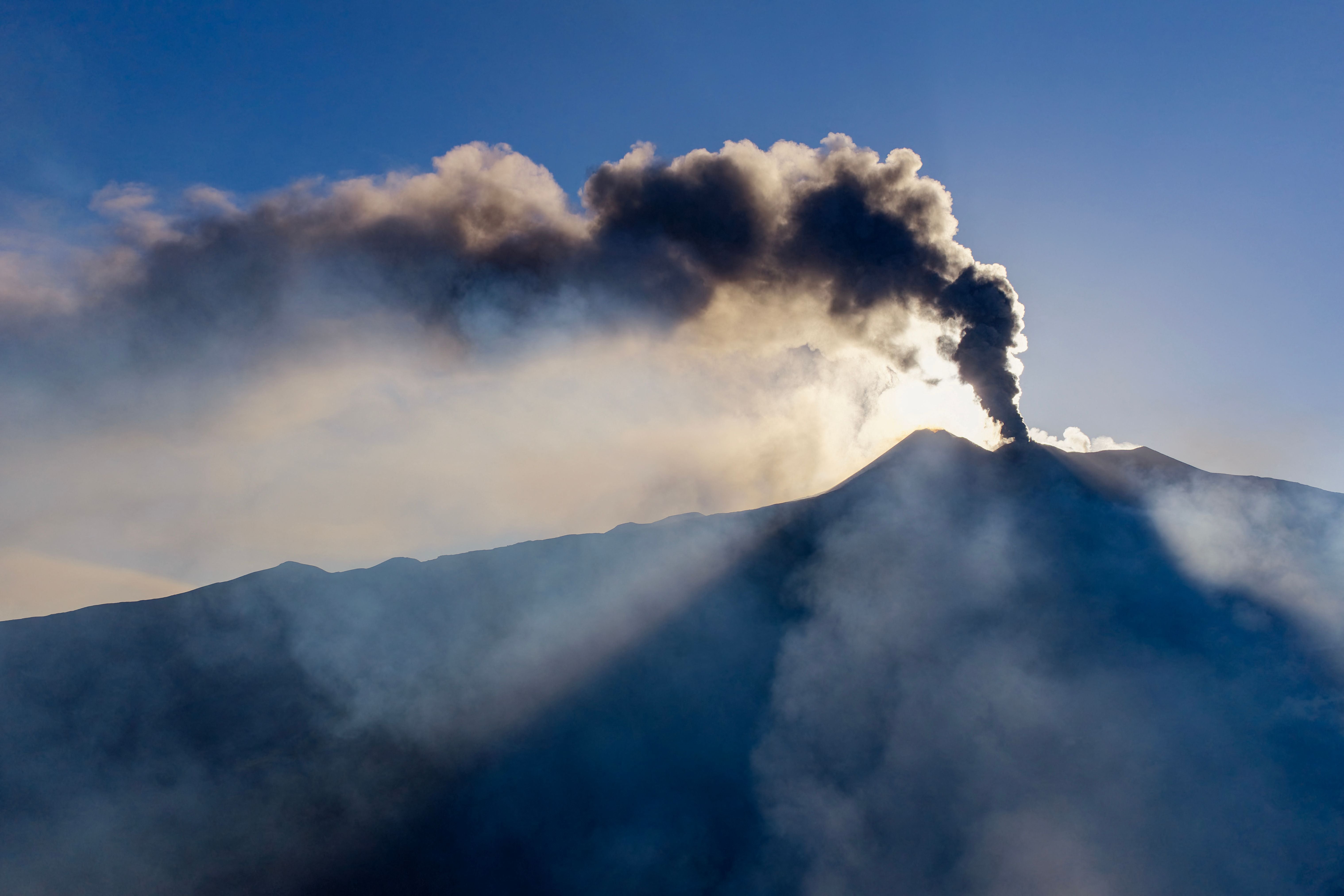 Dichter Rauch steigt aus dem Vulkan Ätna bei einer Eruption in Sizilien in den Himmel.