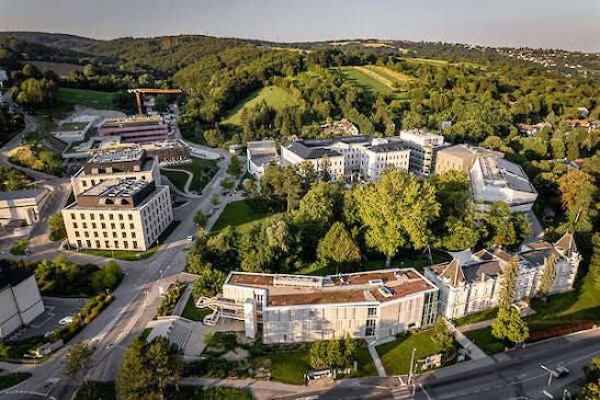 Luftaufnahme des ISTA-Campus mit modernen Gebäuden und viel Grünfläche im Umland.