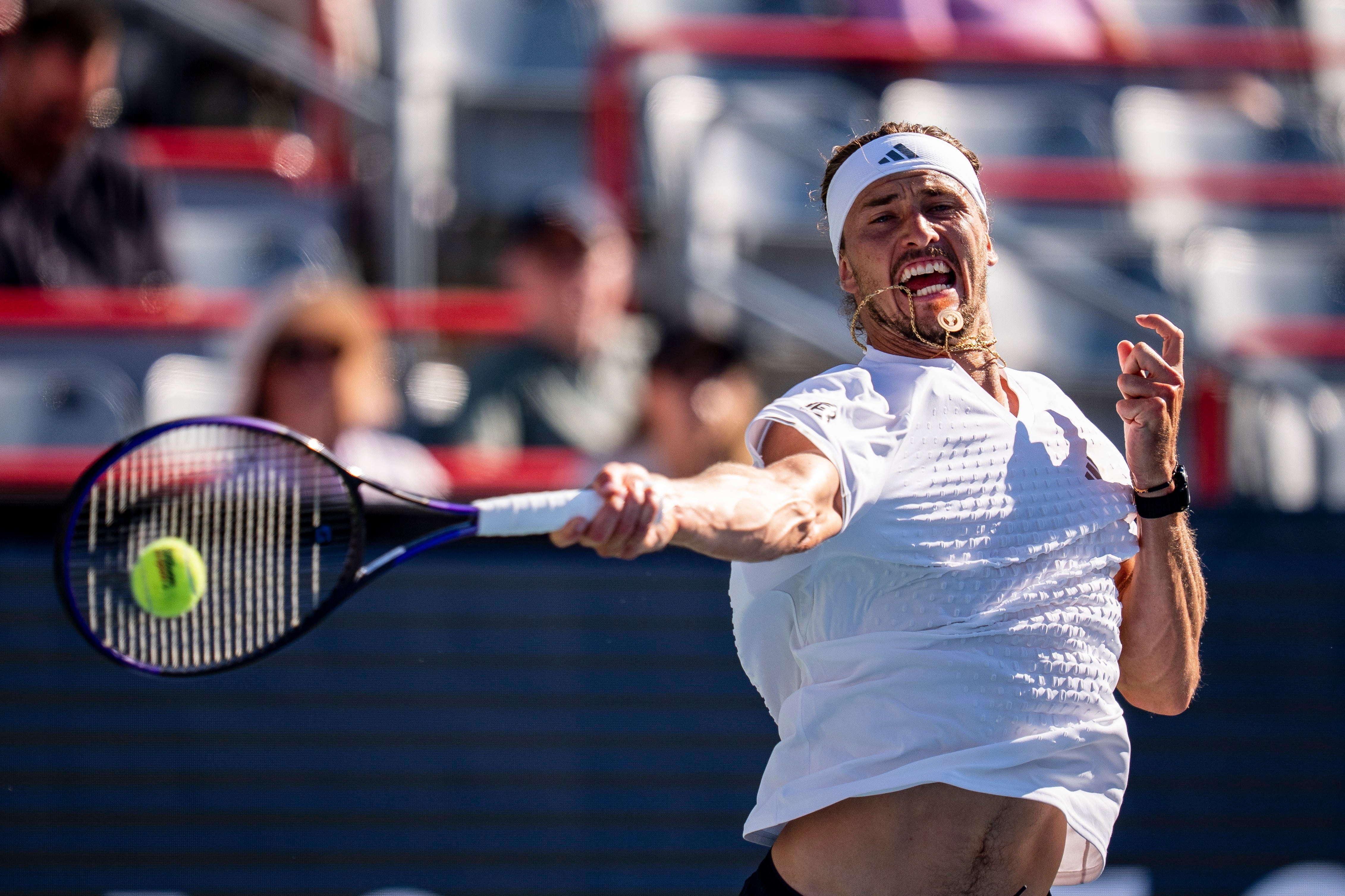 Tennisspieler schlägt den Ball während eines Spiels bei einem Turnier im Freien zurück.