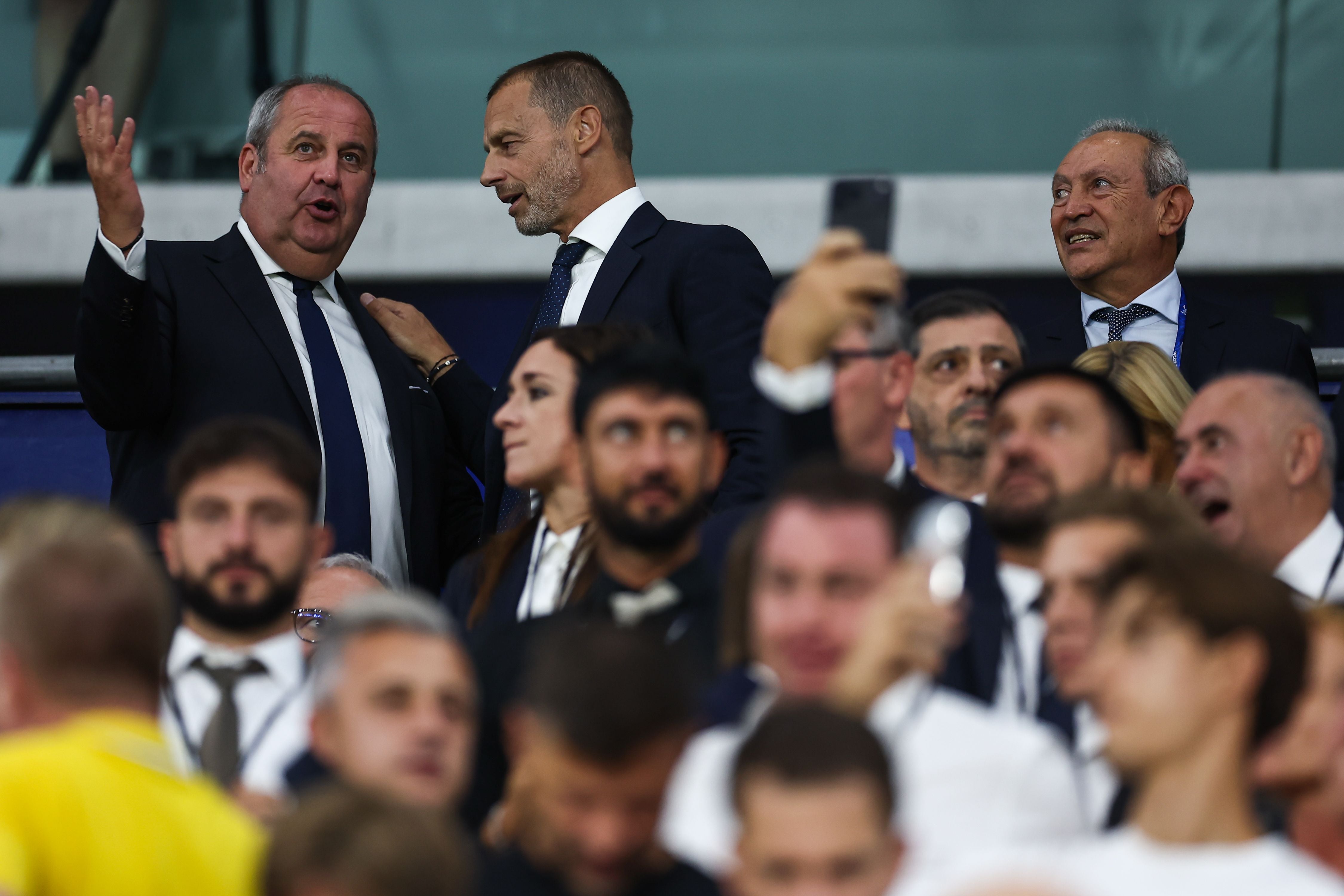 ÖFB-Boss Josef Pröll (l.) mit UEFA-Präsident Aleksander Ceferin beim Supercup in Salzburg