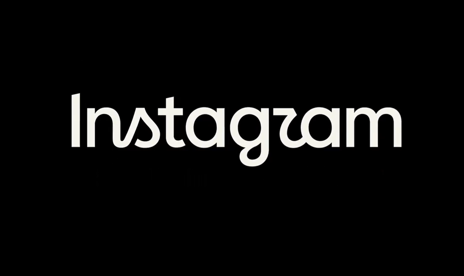 Weißer Instagram-Schriftzug auf schwarzem Hintergrund.