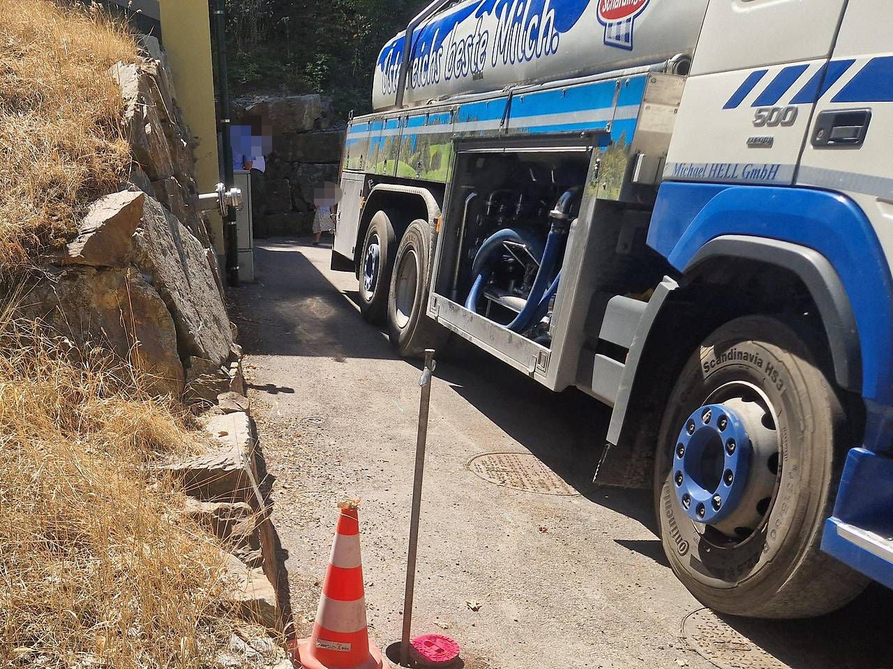 Ein Milchtransporter liefert Wasser in eine Gemeinde