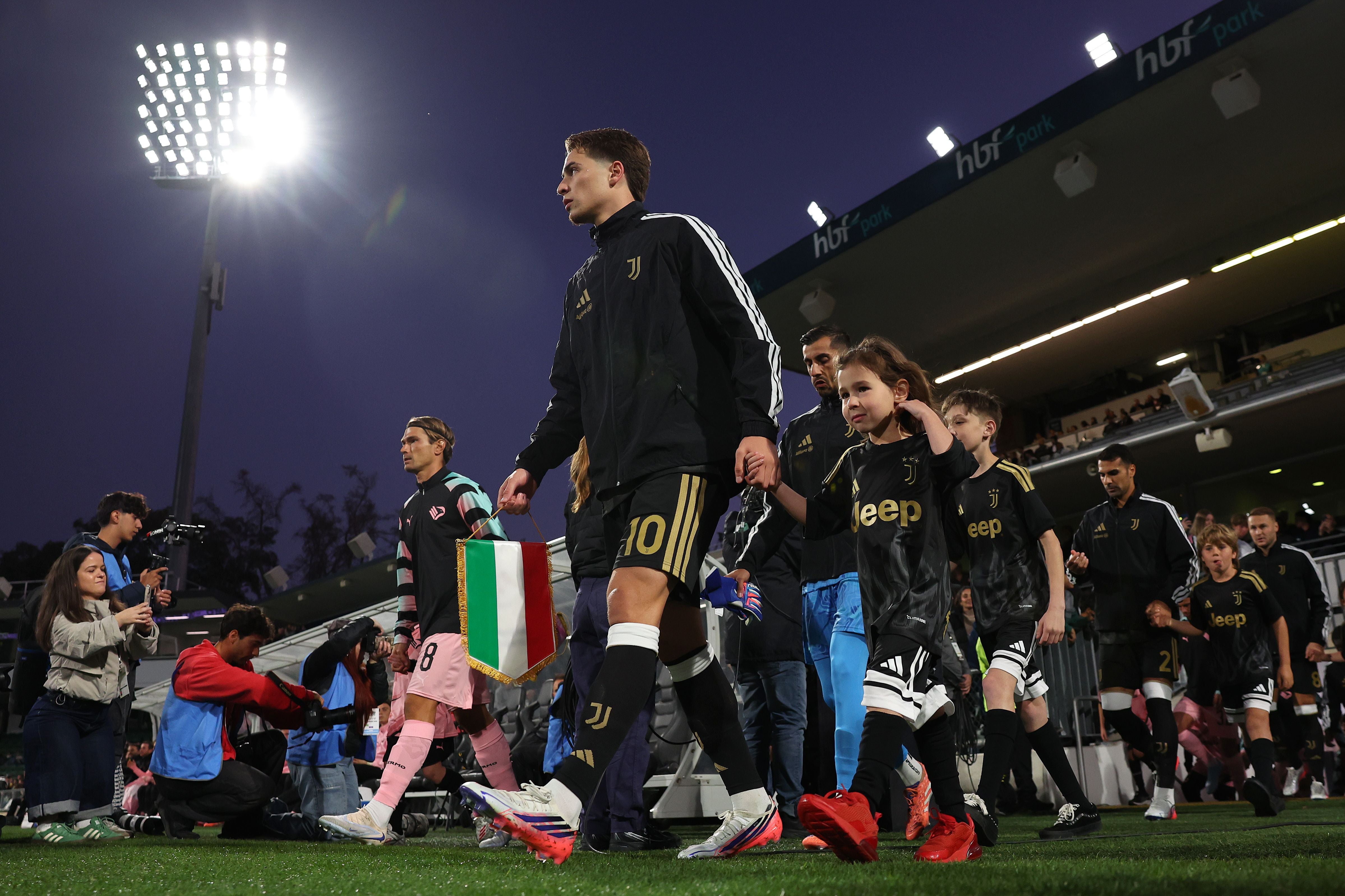 Spieler von Juventus und Palermo laufen mit Kindern vor dem Spiel im Stadion HBF Park in Perth ein.