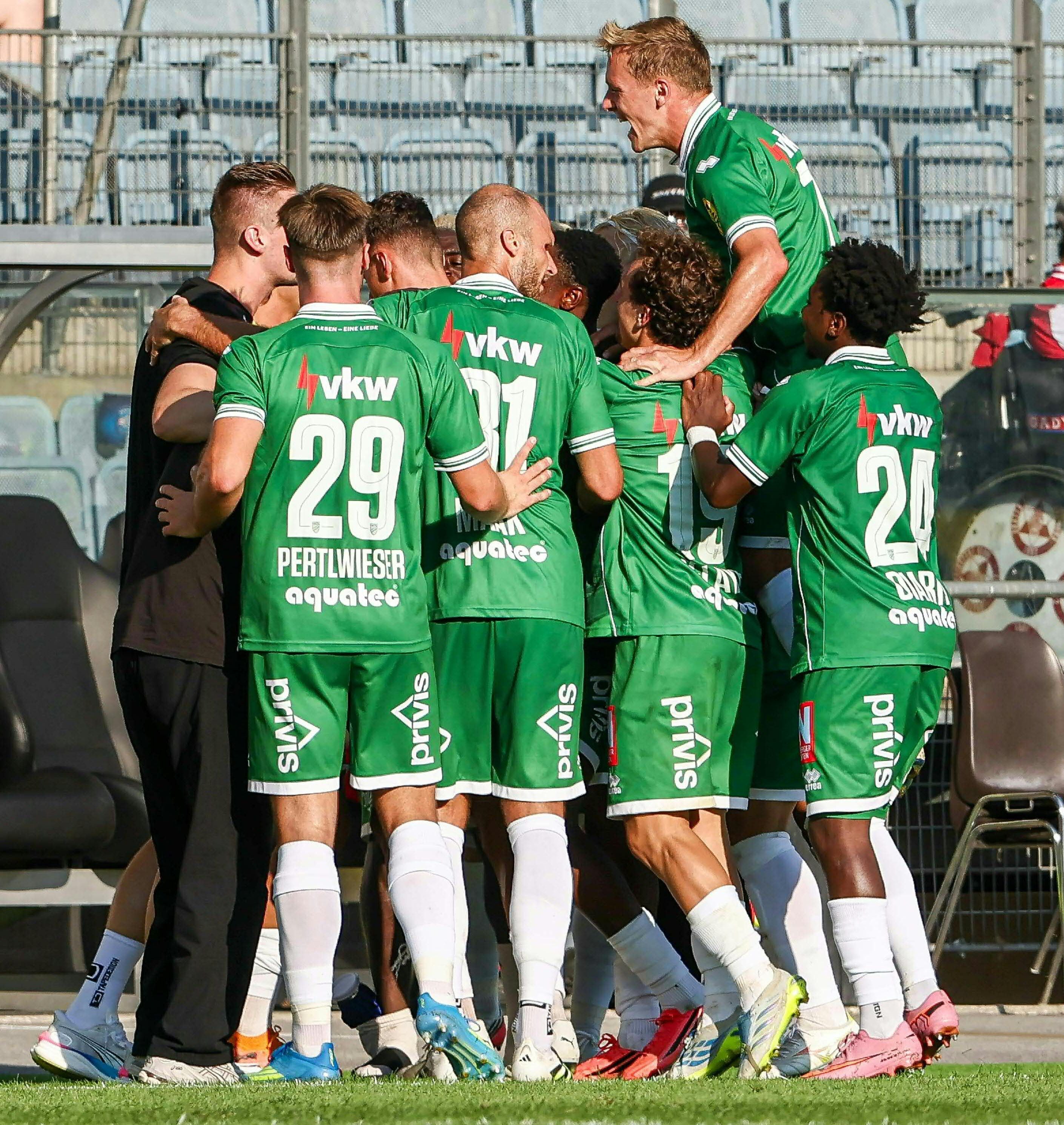 Fußballspieler von Austria Lustenau jubeln nach einem Tor beim Bundesligaspiel in Graz.
