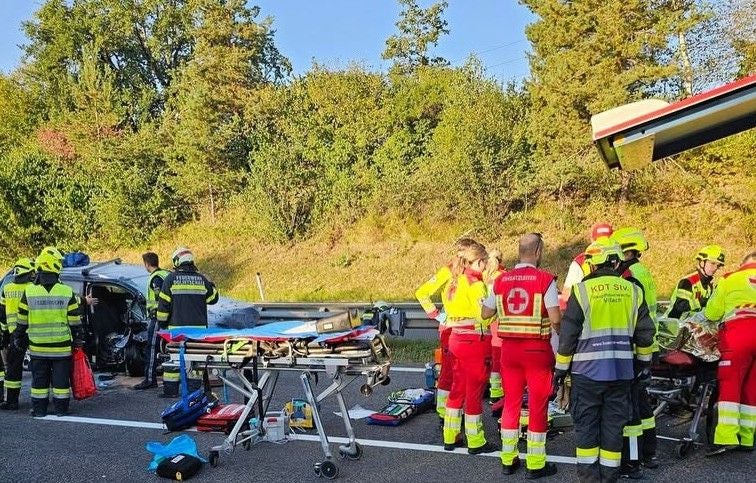 Rettungskräfte versorgen Verletzte nach einem Unfall auf der A11 Karawanken Autobahn.