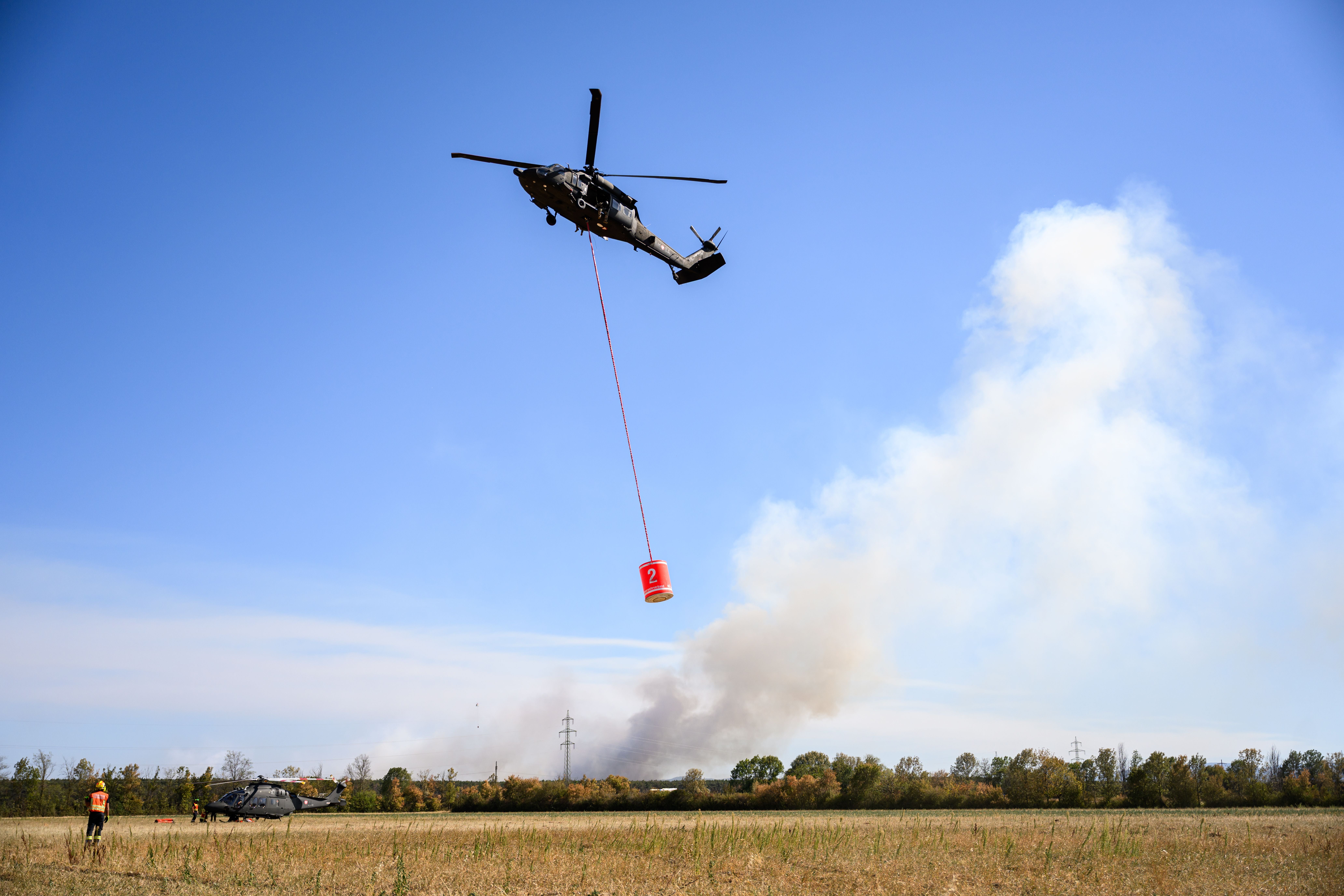 Zahlreiche Feuerwehren rückten aus. Im Bild: Ein Hubschrauber des Bundesheeres beim Wasser aufnehmen.