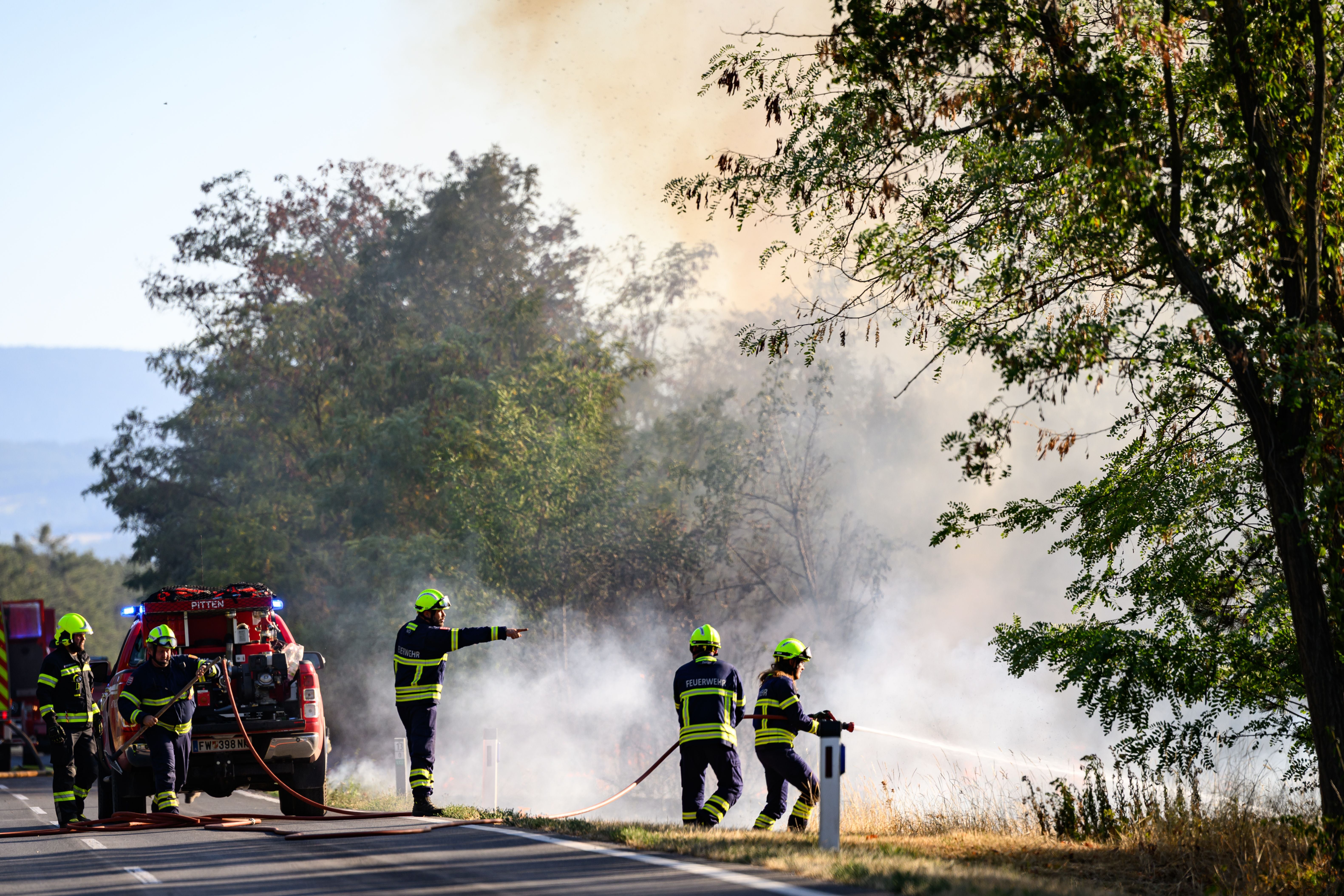 Mitglieder der Feuerwehr bekämpfen den Brand bei St.Egyden am Steinfeld.