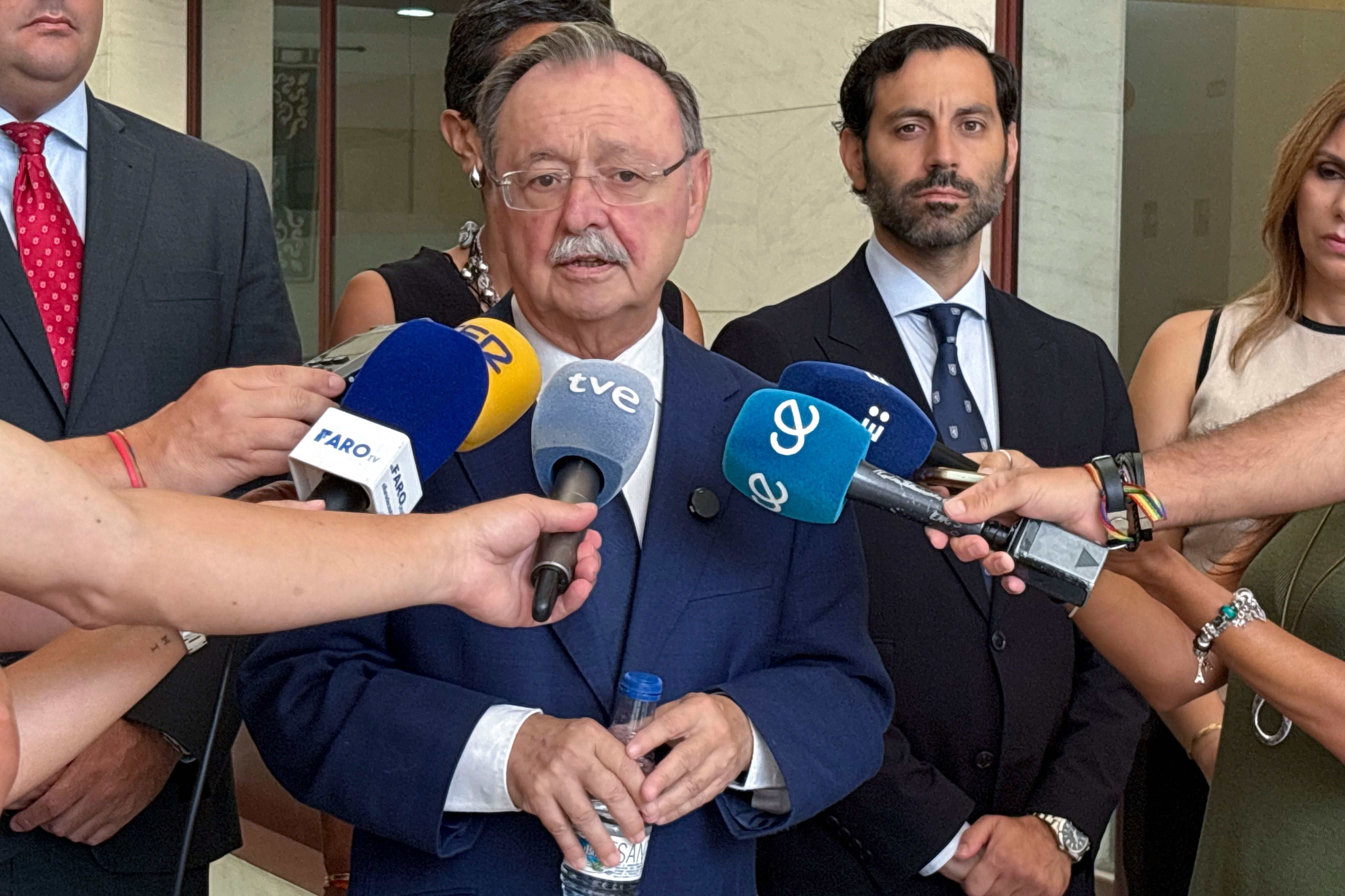 Der Regionalpräsident von Ceuta, Juan Jesús Vivas, hielt nach seinem Treffen mit dem spanischen Außenminister José Manuel Albares (nicht im Bild) 11. August eine Pressekonferenz in Ceuta, Spanien.