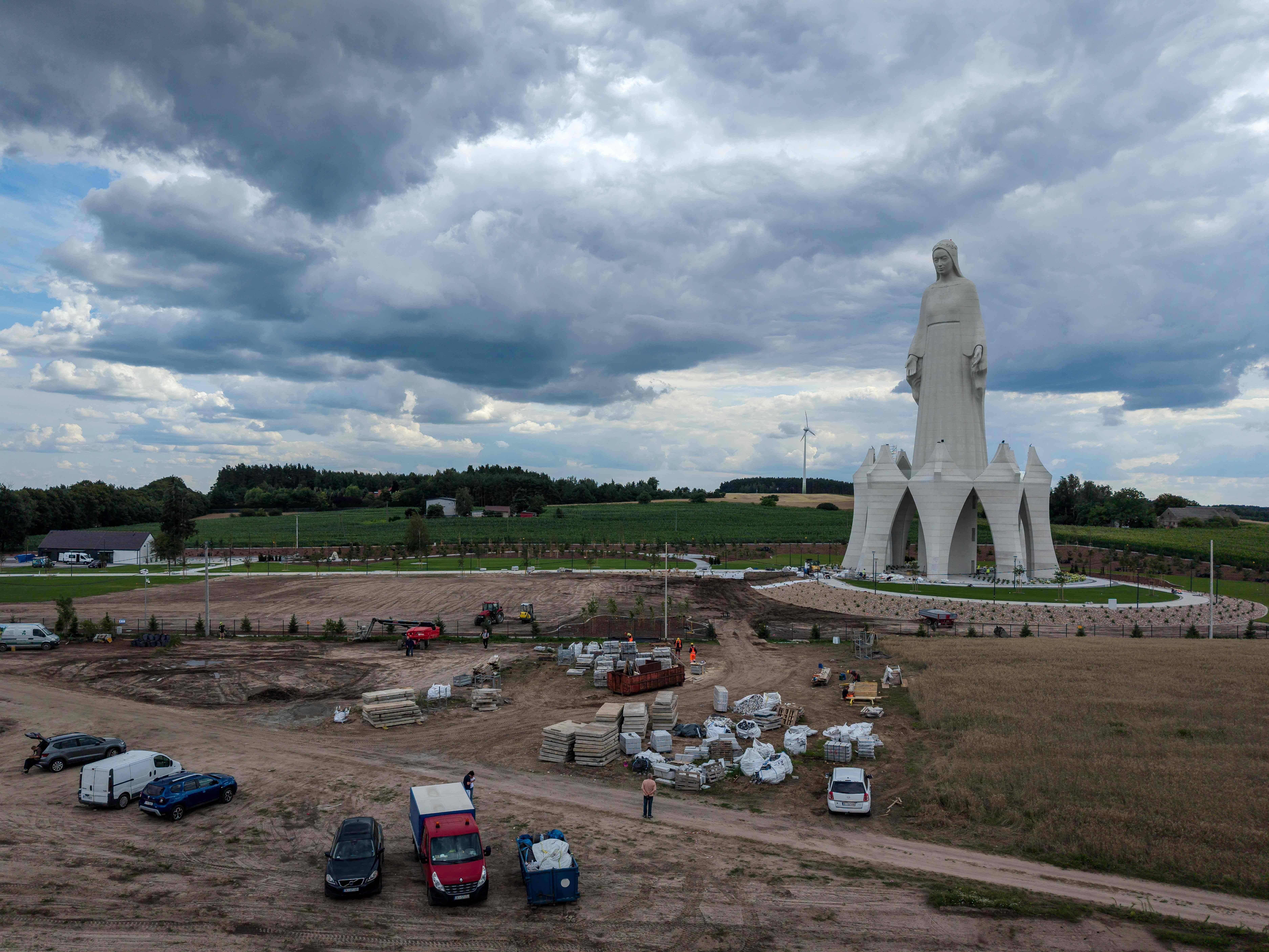 Luftaufnahme einer riesigen Marienstatue auf einer Baustelle in Konotopie, Polen, bei bewölktem Himmel.