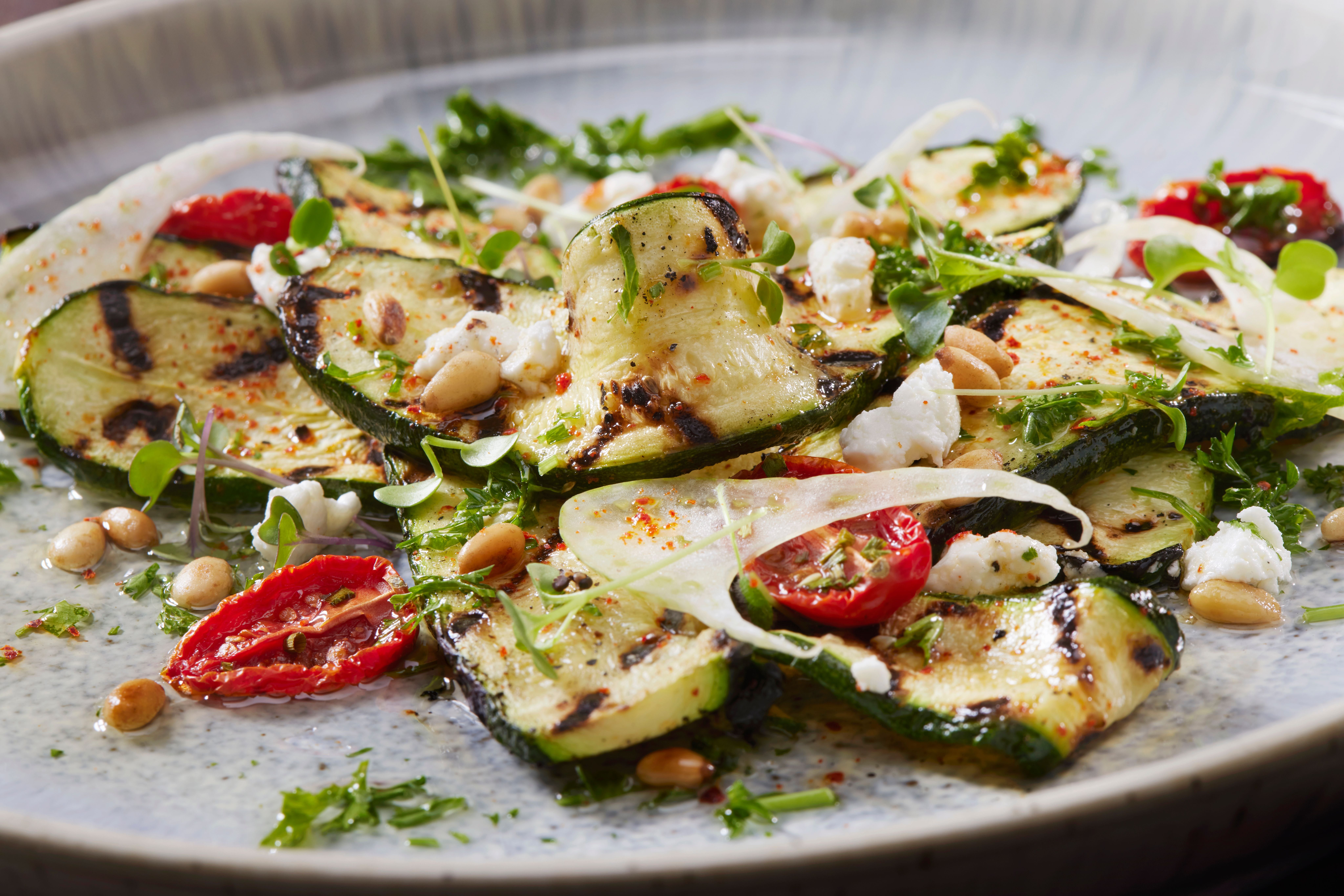 Gegrillter Zucchinisalat mit Ziegenkäse, Fenchel, getrockneten Tomaten und Kräutervinaigrette.