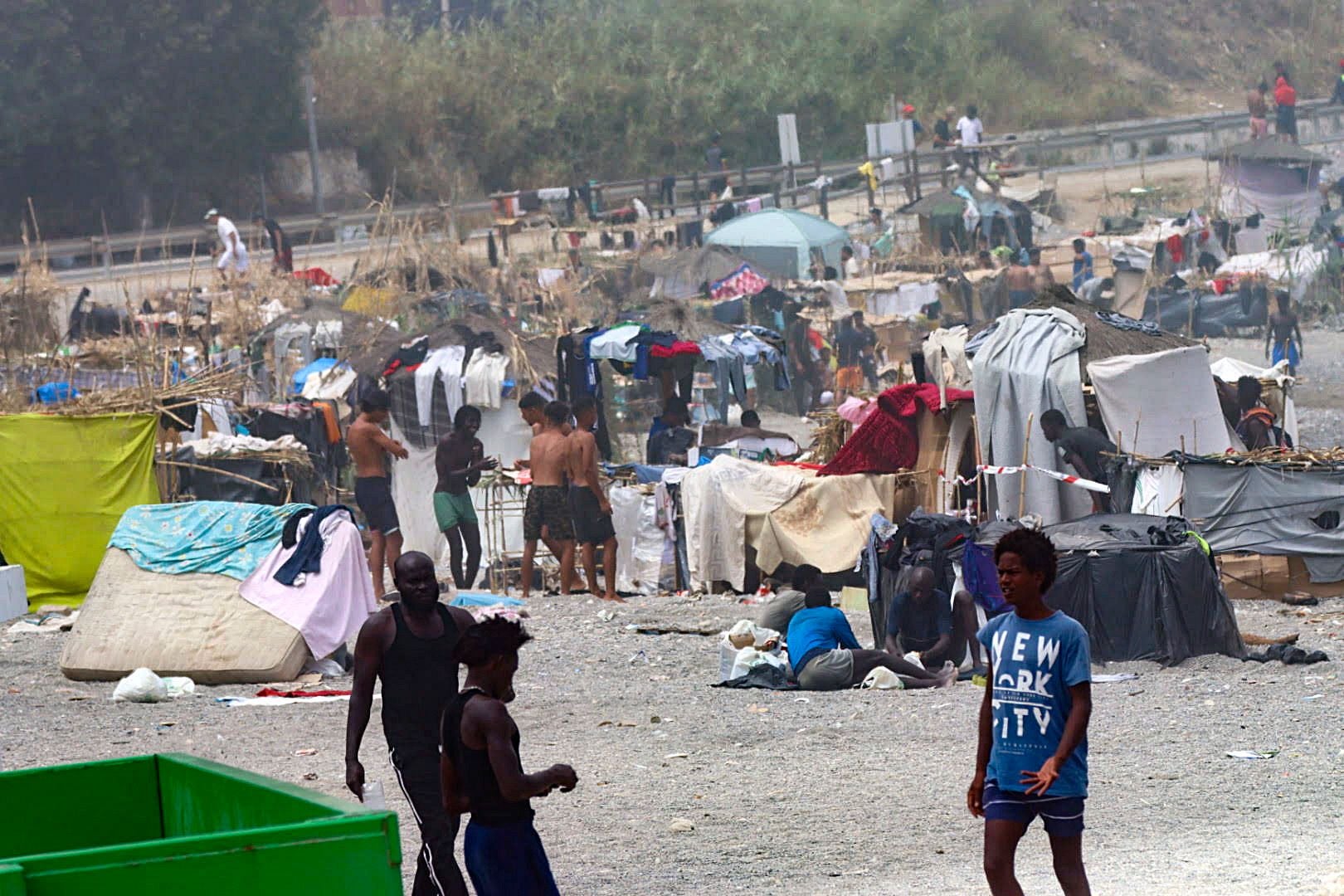 Viele Menschen befinden sich in einem behelfsmäßigen Zeltlager am Strand von Ceuta, Spanien.