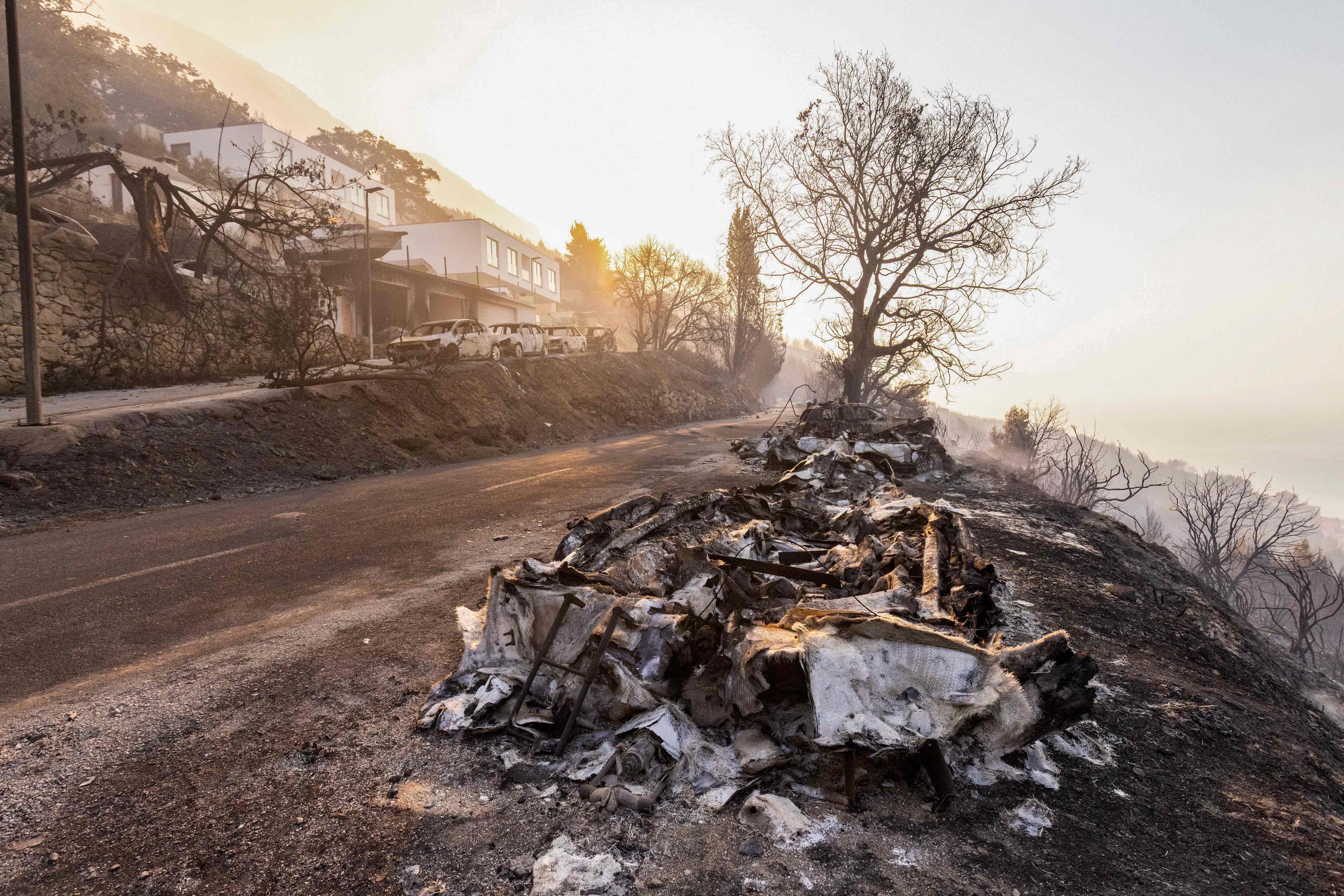 Ausgebrannte Autos und verbrannte Bäume nach einem schweren Waldbrand nahe Omis, Kroatien.
