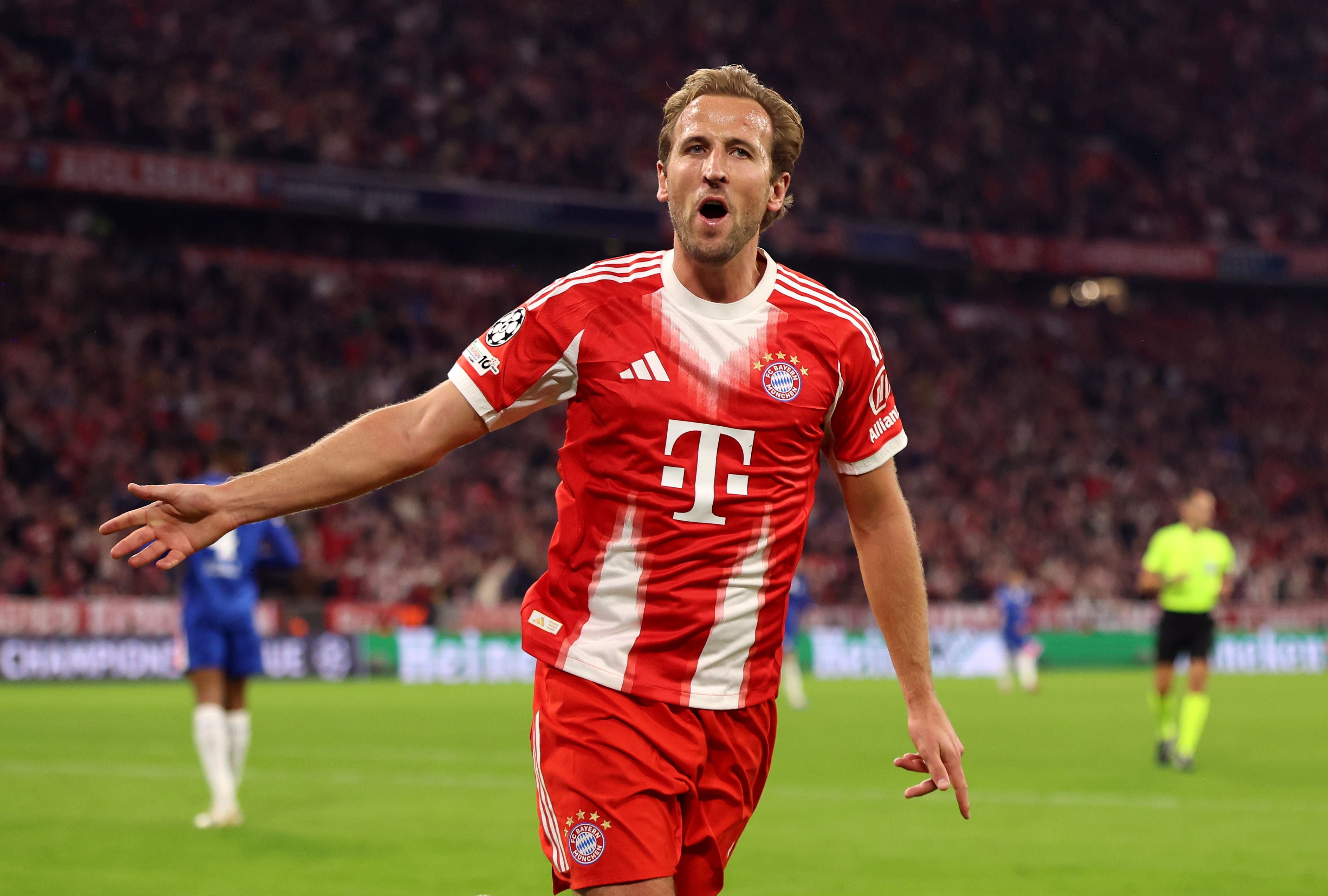 Ein Bayern-München-Spieler jubelt auf dem Fußballfeld während eines Champions-League-Spiels.