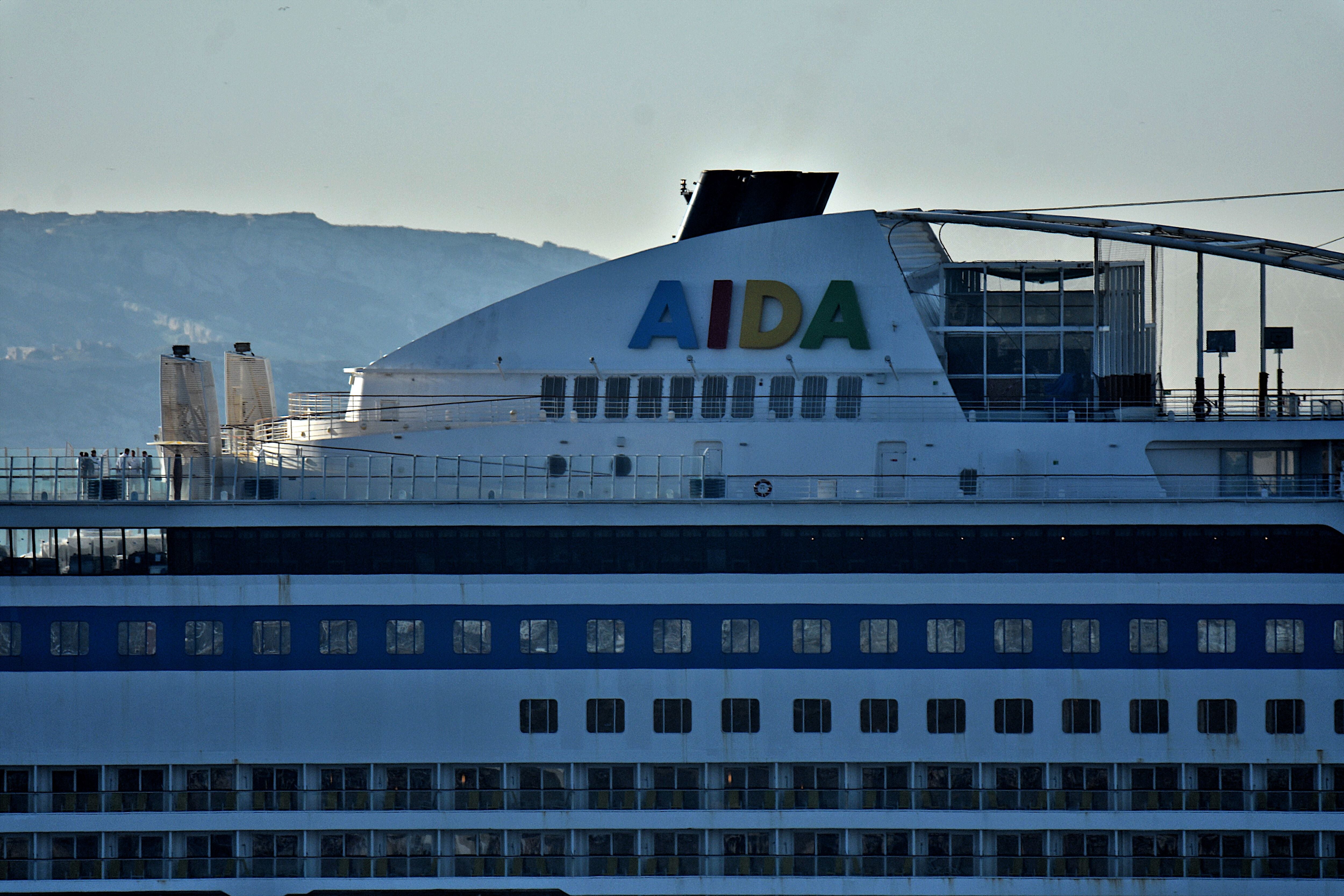 Kreuzfahrtschiff AIDAdiva beim Einlaufen in den Hafen von Marseille, seitliche Ansicht.