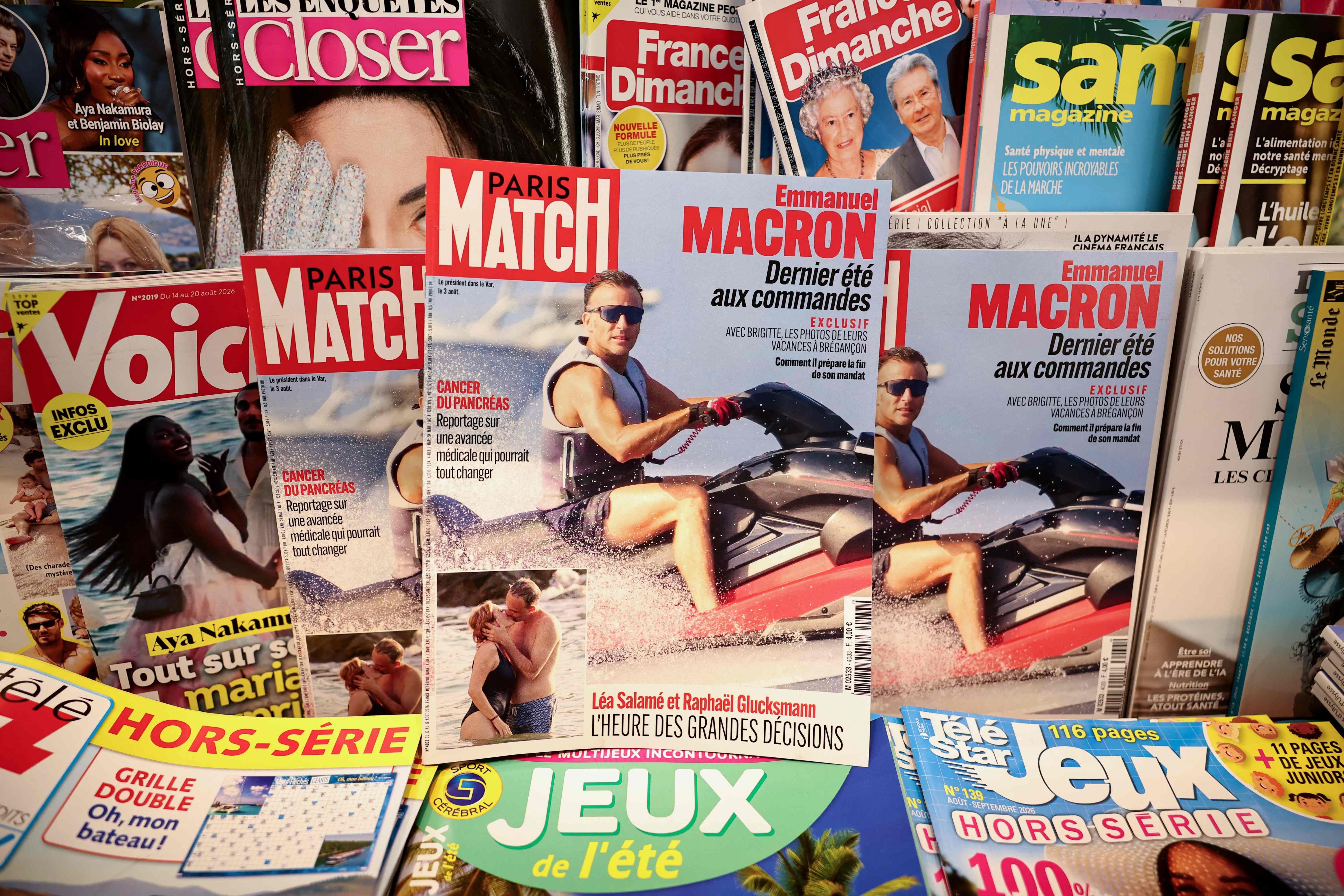 Zeitschriftenauslage mit "Paris Match"-Cover, das Emmanuel Macron auf einem Jetski zeigt.
