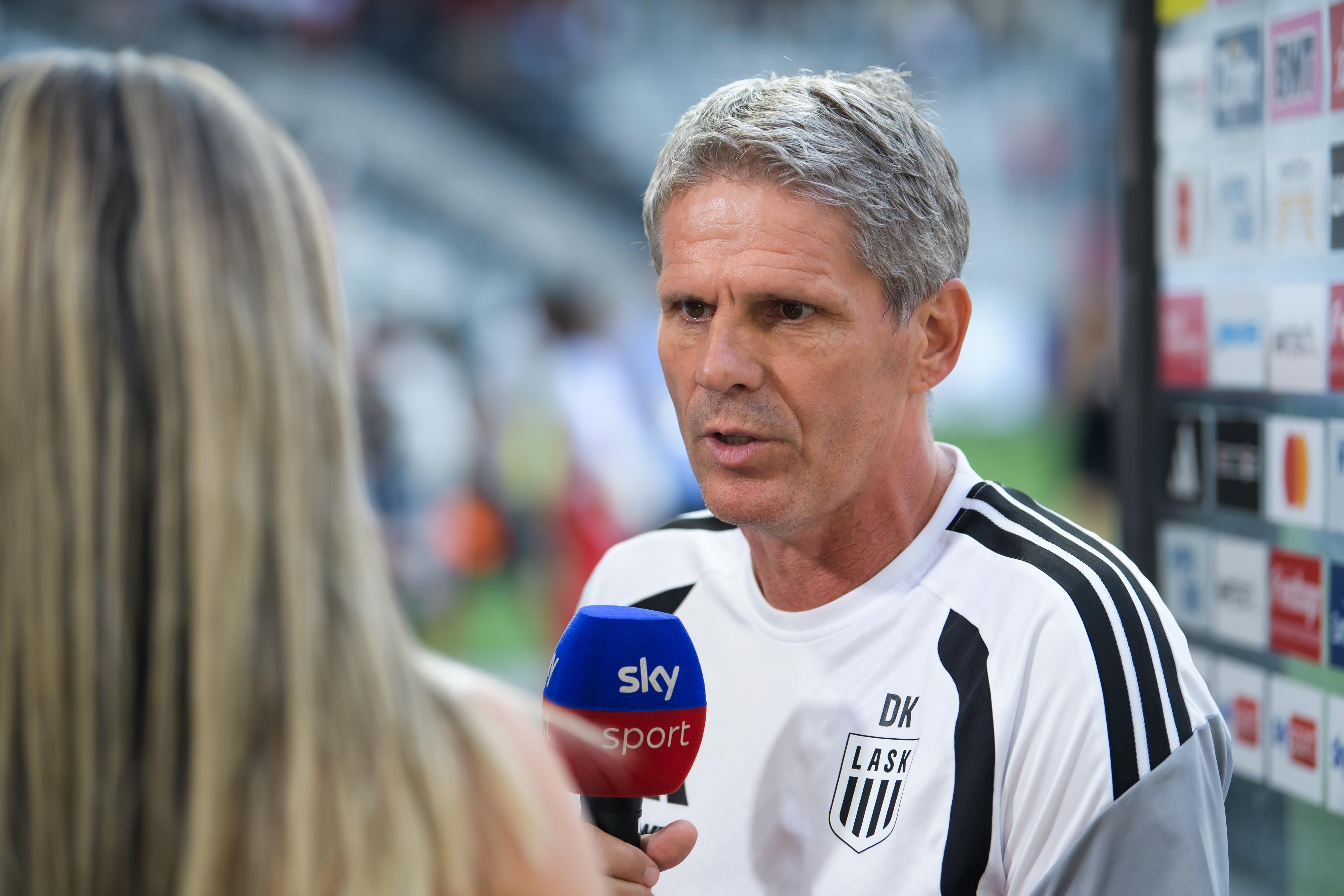 Ein Fußballtrainer im LASK-Trikot gibt am Spielfeldrand ein Interview mit Sky Sport.
