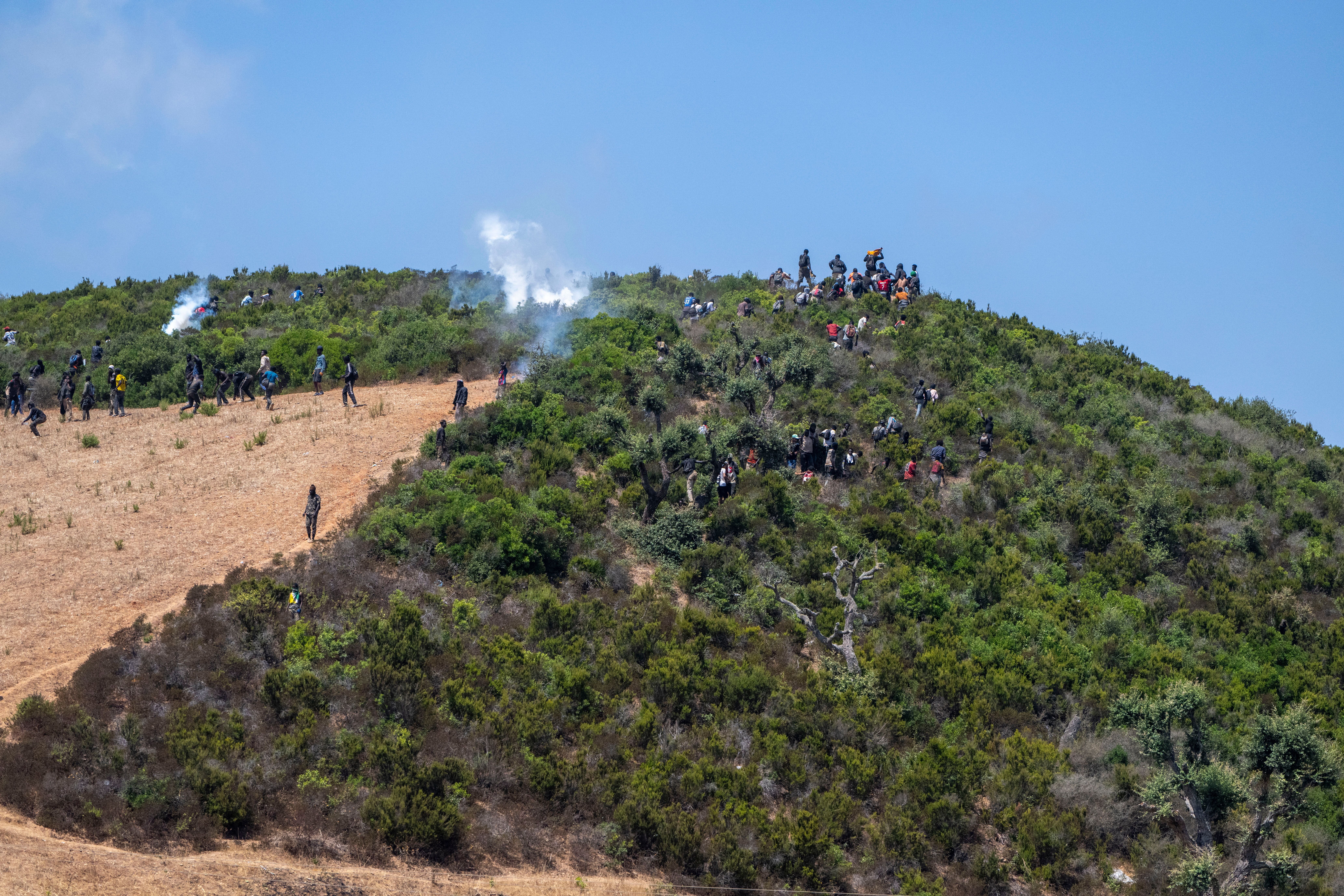 Migranten aus Subsahara-Afrika und dem Sudan versammeln sich nahe Fnideq (Castillejos), Marokko, bei dem Versuch, in die spanische Stadt Ceuta zu gelangen, 15. August 2026. Marokkanischen Sicherheitsquellen zufolge fanden die Versuche des Grenzübertritts in einem Berggebiet am Rande von Castillejos, südwestlich von Ceuta, statt.