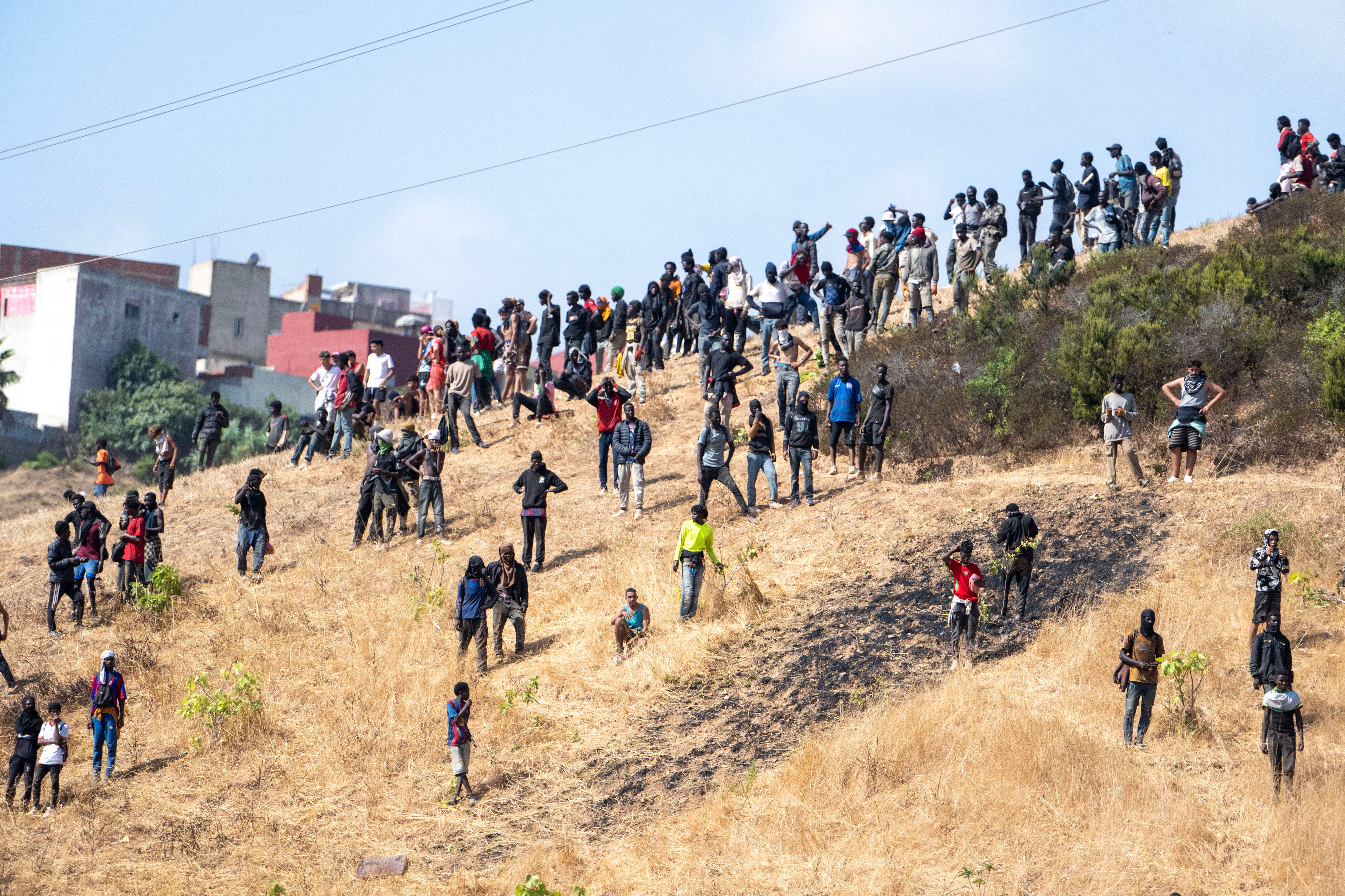 Hunderte Migranten aus Subsahara-Afrika und dem Sudan versammeln sich in Fnideq bei dem Versuch, nach Ceuta zu gelangen, in Fnideq (Castillejos), Marokko, 15. August 2026. Marokkanischen Sicherheitsquellen zufolge ereignete sich der Vorfall in einem Berggebiet am Rande von Castillejos, südwestlich von Ceuta.