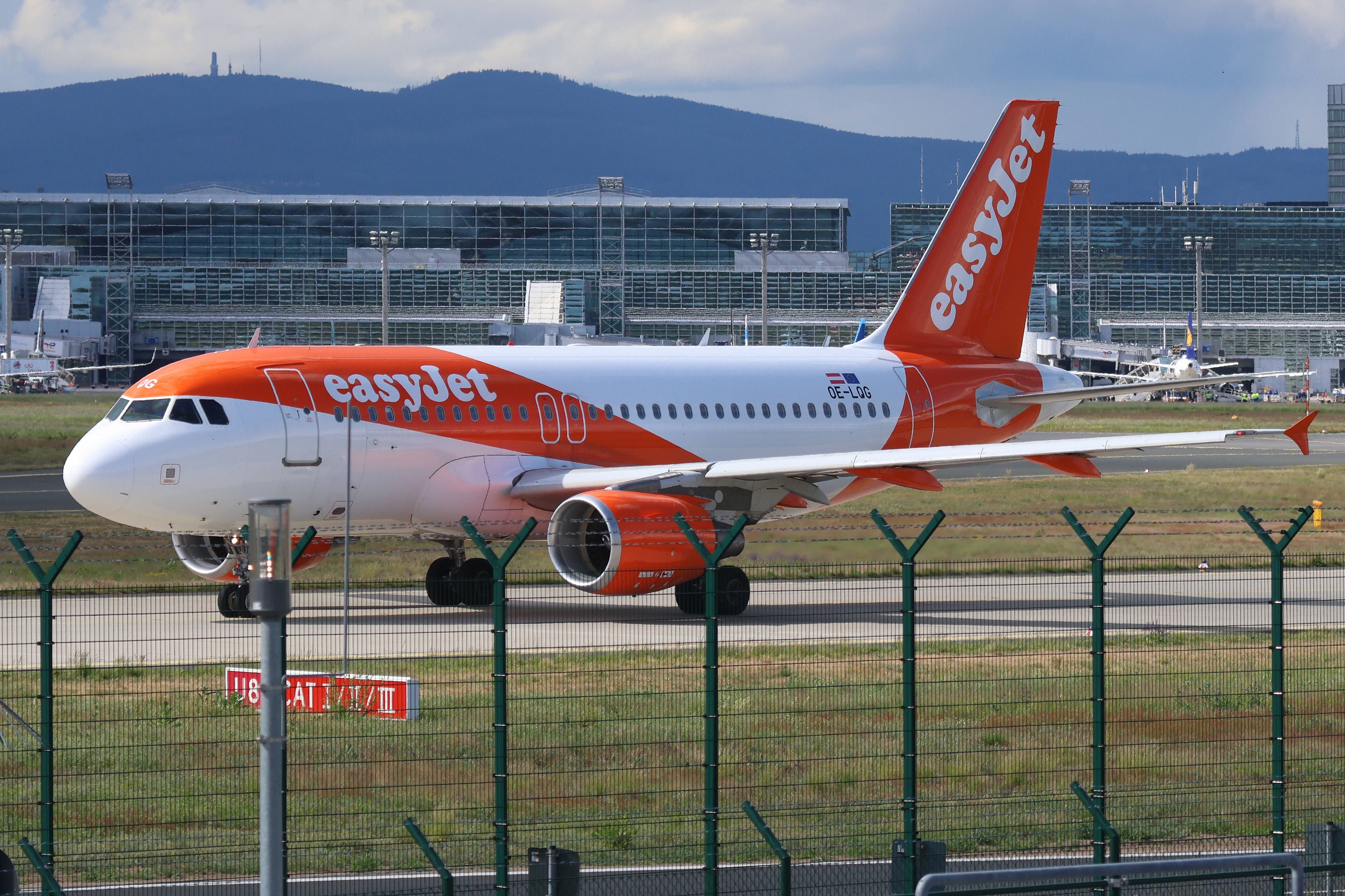 Ein easyJet Airbus A319 rollt am Flughafen Frankfurt auf dem Rollfeld entlang.