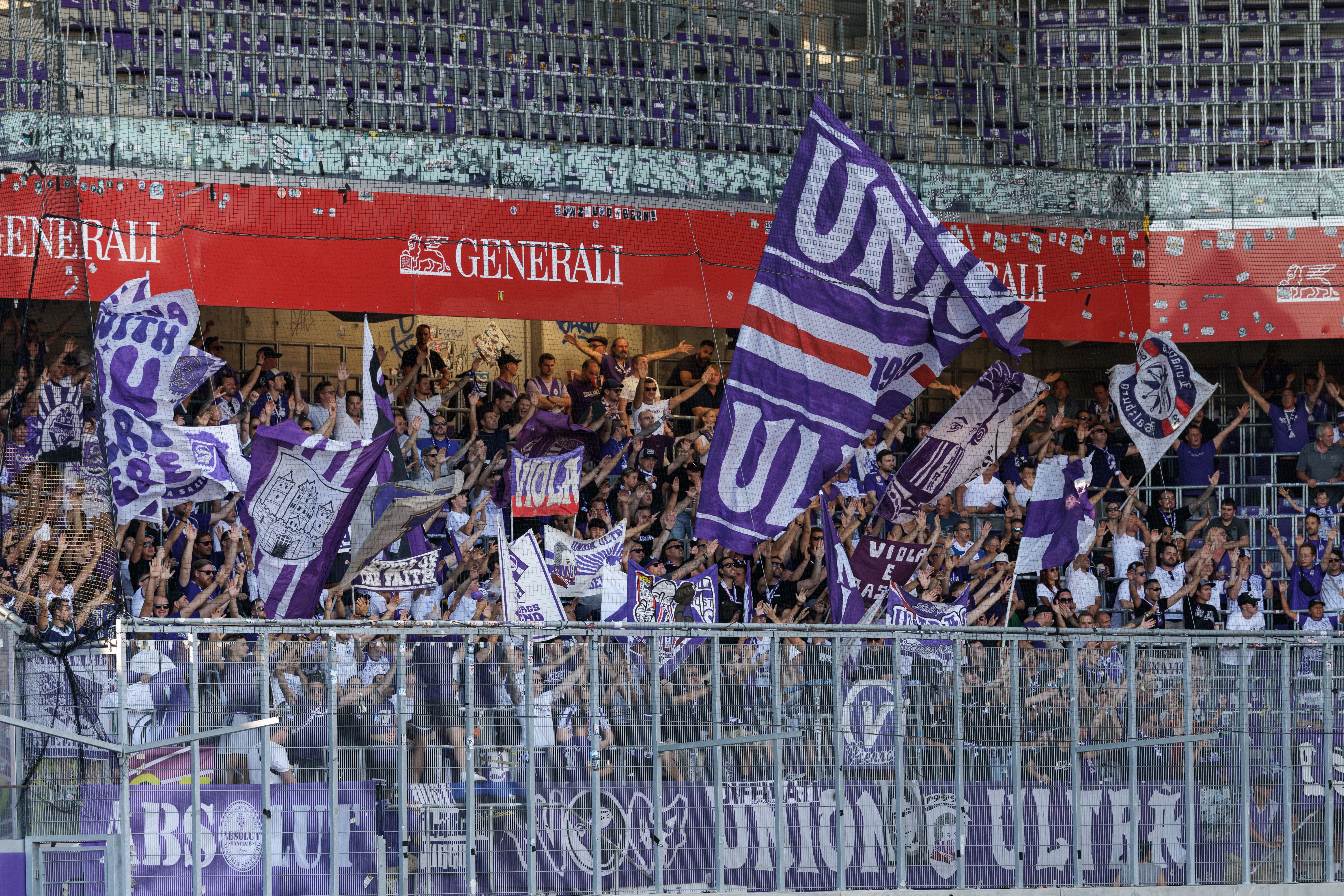Die mitgereisten Fans der Austria Salzburg in der Generali Arena in Wien-Favoriten.