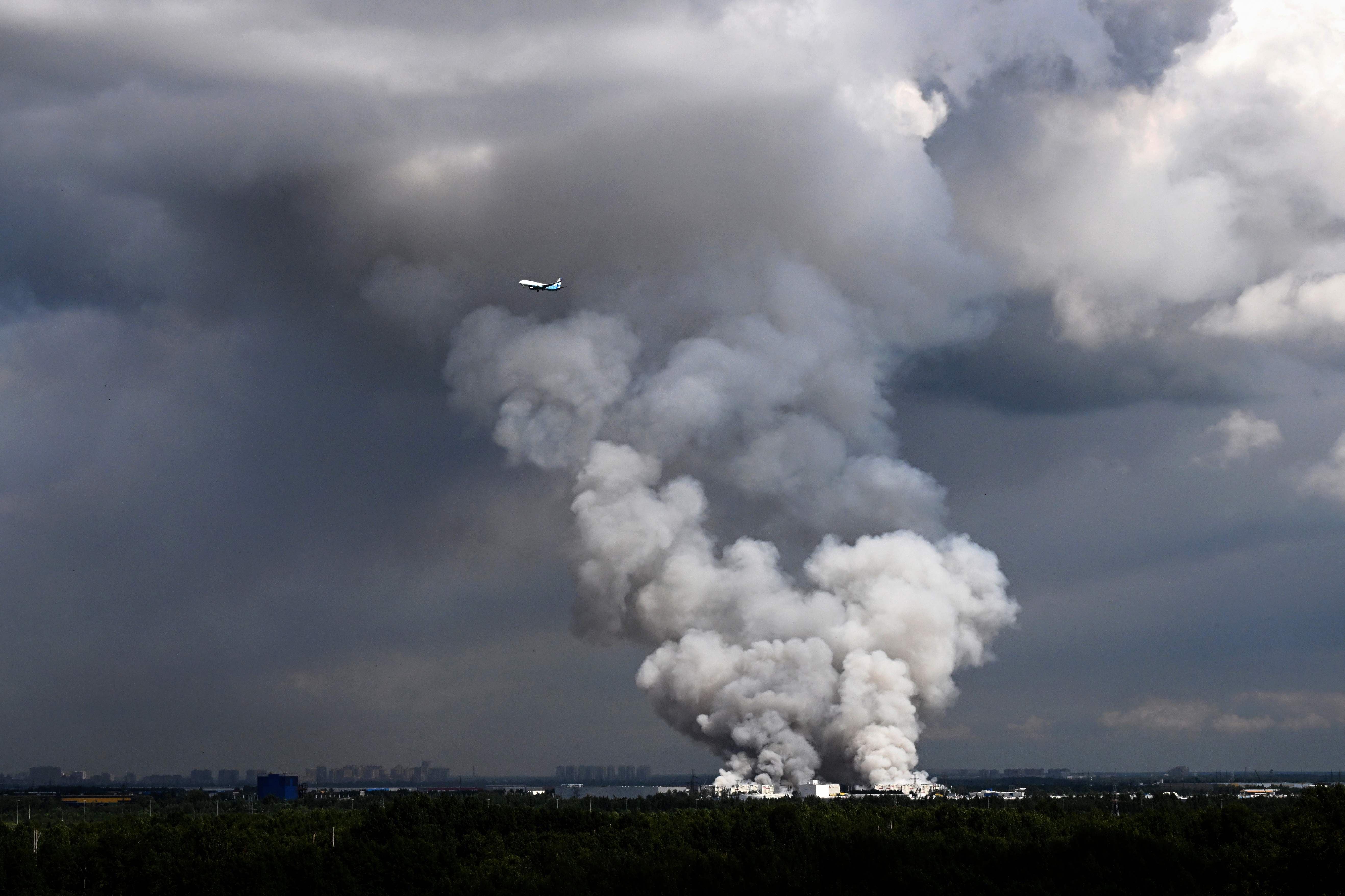 Ein Passagierflugzeug fliegt an aufsteigendem Rauch aus einem Lagerhaus eines russischen E-Commerce-Giganten in der Nähe von Sankt Petersburg vorbei. Nach Angaben lokaler Behörden war es am frühen Morgen des 24. Juli 2026 von ukrainischen Drohnen getroffen worden, was ein Feuer auslöste und dichte Rauchwolken über die historische Stadt ziehen ließ. Die Ukraine griff zudem Lagerhäuser des russischen Online-Einzelhandelsriesen "Wildberries" vor den Toren von Sankt Petersburg an – und nahm damit das russische Pendant zu Amazon bereits zum dritten Mal in dieser Woche ins Visier.