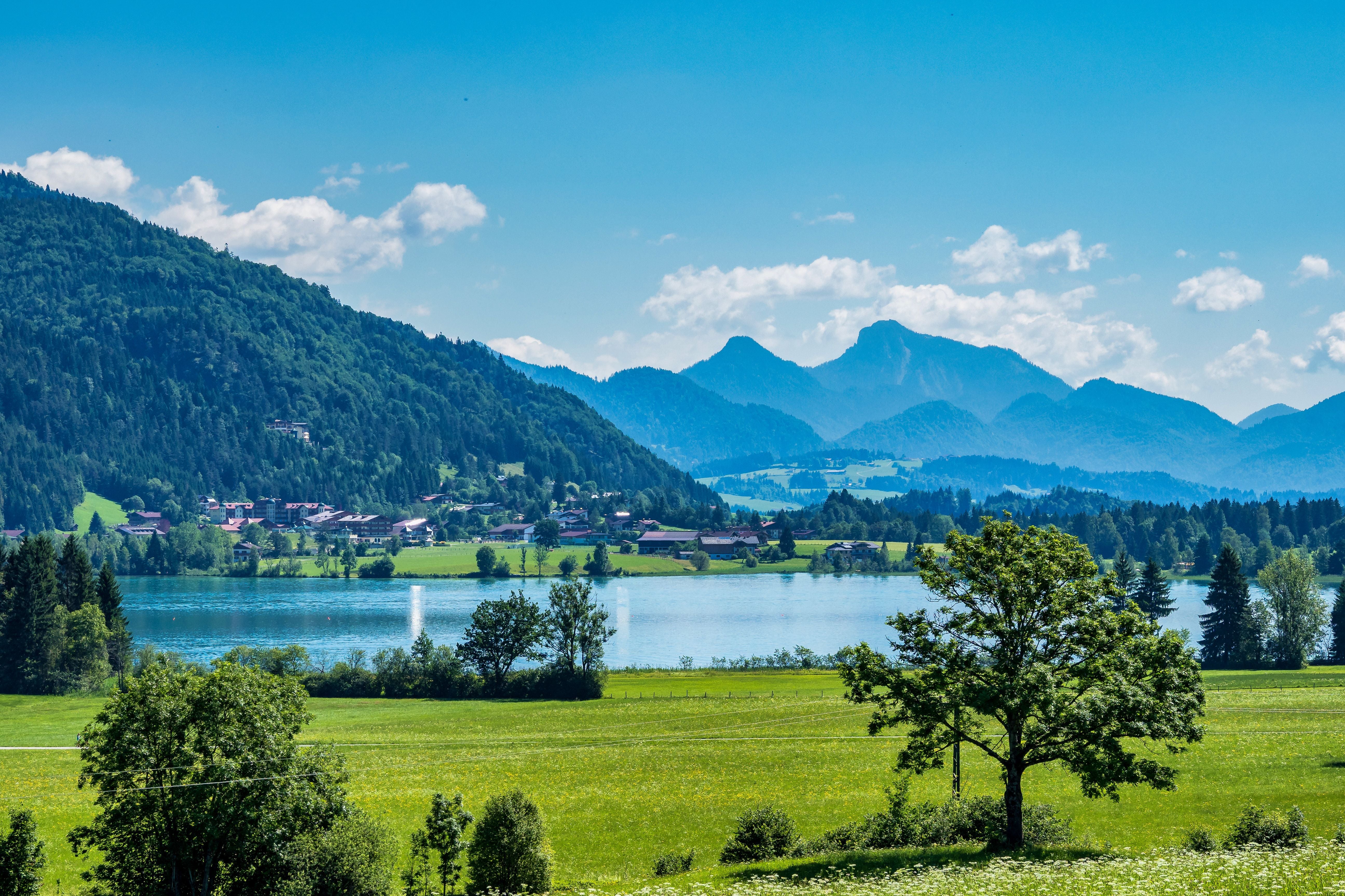 Blick auf den Walchsee mit Bergen und grüner Landschaft in Tirol, Österreich.