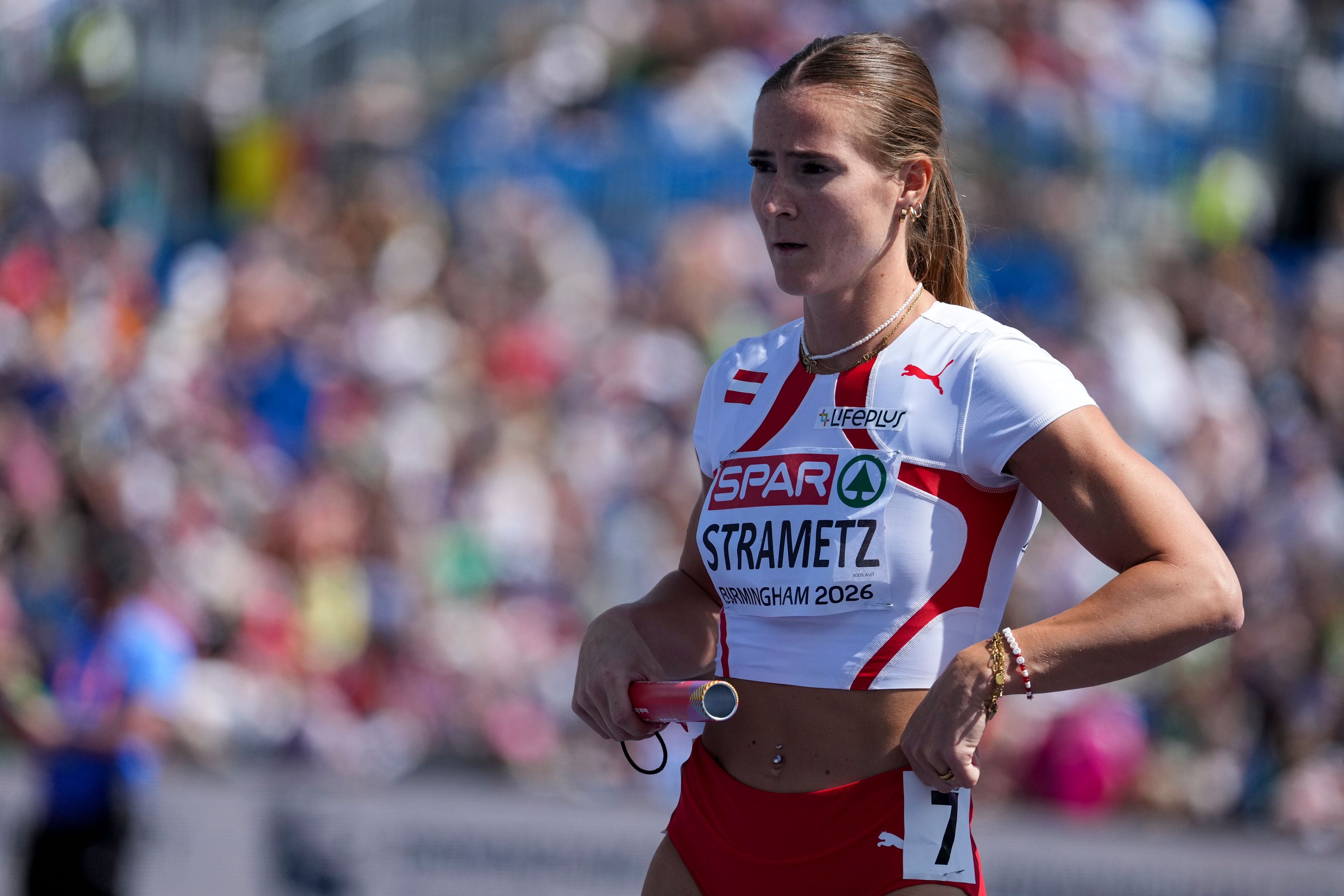 Karin Strametz hält einen Staffelstab beim 4x100m-Staffellauf.