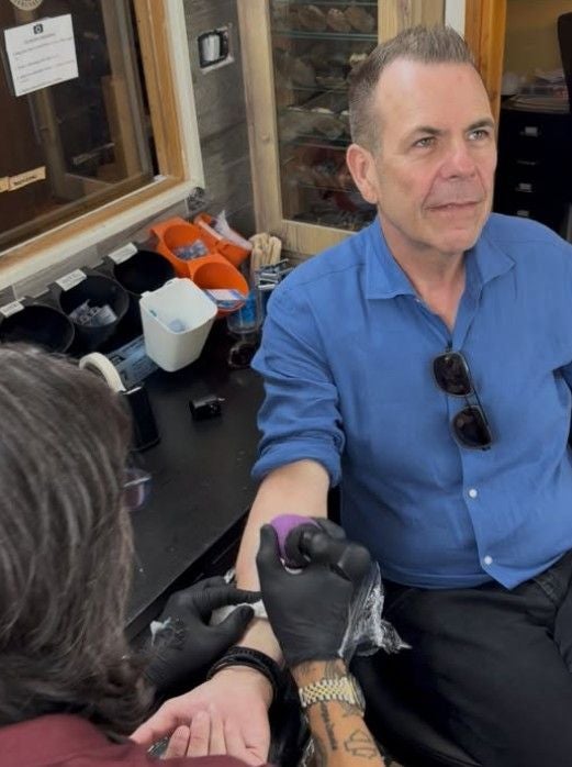 FPÖ-Politiker Harald Vilimsky bekommt ein Tattoo am Unterarm in einem Tattoostudio.