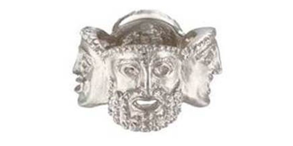 Silberner Ring mit drei Gesichtern, die in verschiedene Richtungen blicken.