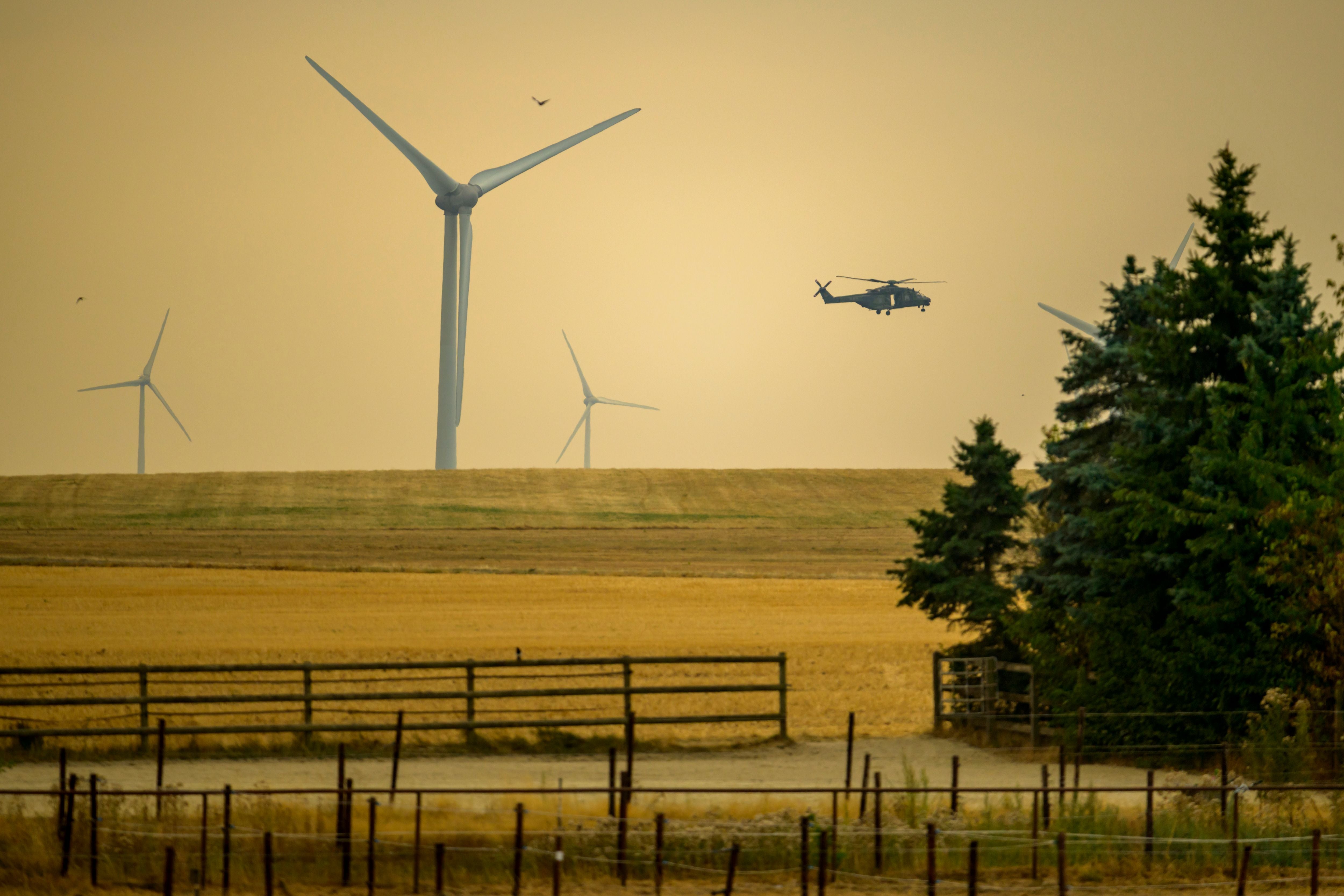 Ein Hubschrauber wirft am 15. August 2026 Wasser über dem Waldbrand im Hürtgenwald in der Nähe von Düren, Deutschland, ab. Die Behörden evakuierten gestern 2.000 Einwohner aus dem nahegelegenen Ort Gey. Das Feuer hat bislang mehr als 200 Hektar Land vernichtet und ist damit der größte Waldbrand in der Geschichte des Bundeslandes Nordrhein-Westfalen.