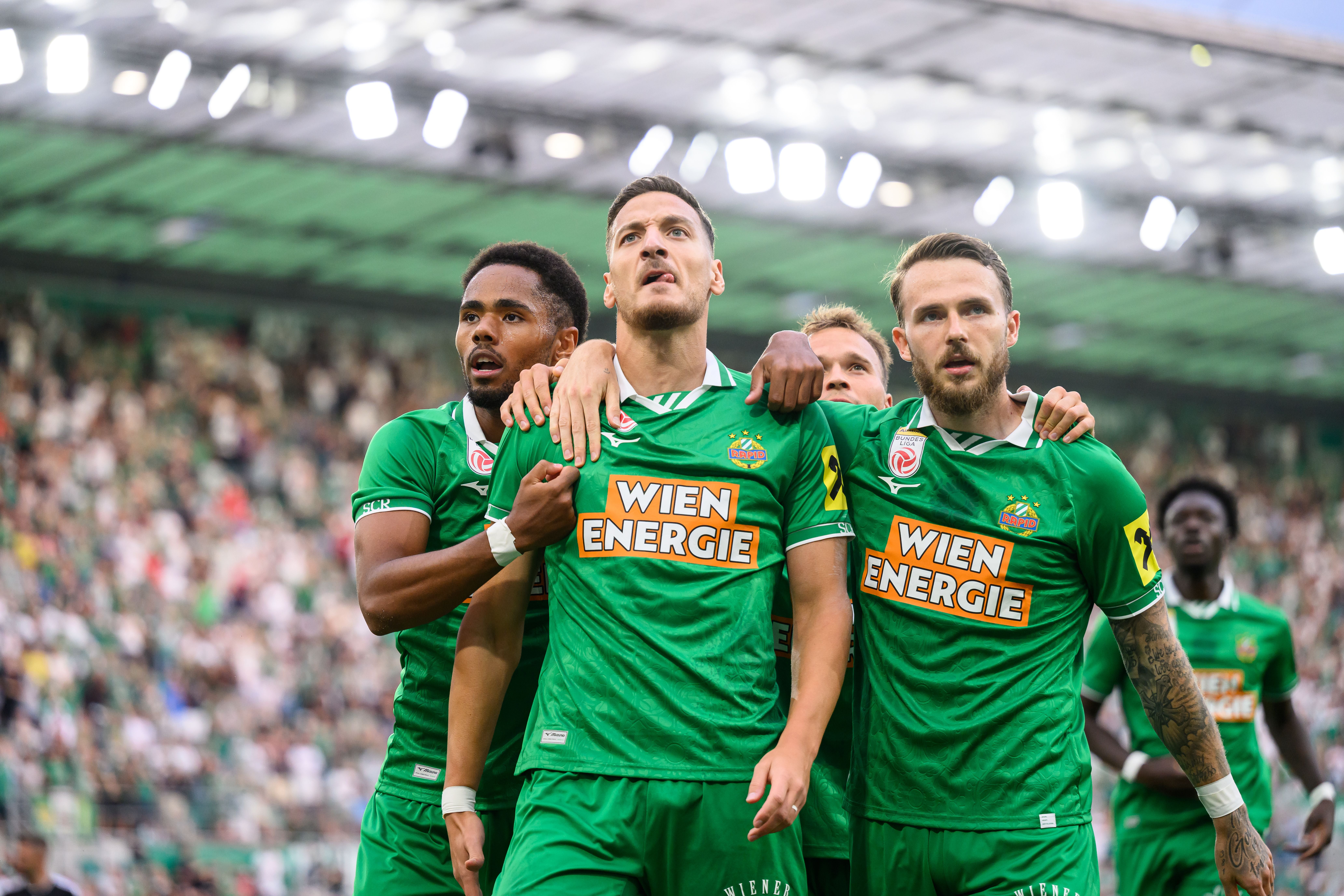 Vier Rapid-Spieler jubeln im Stadion nach dem 1:0-Tor gegen GAK in Wien.