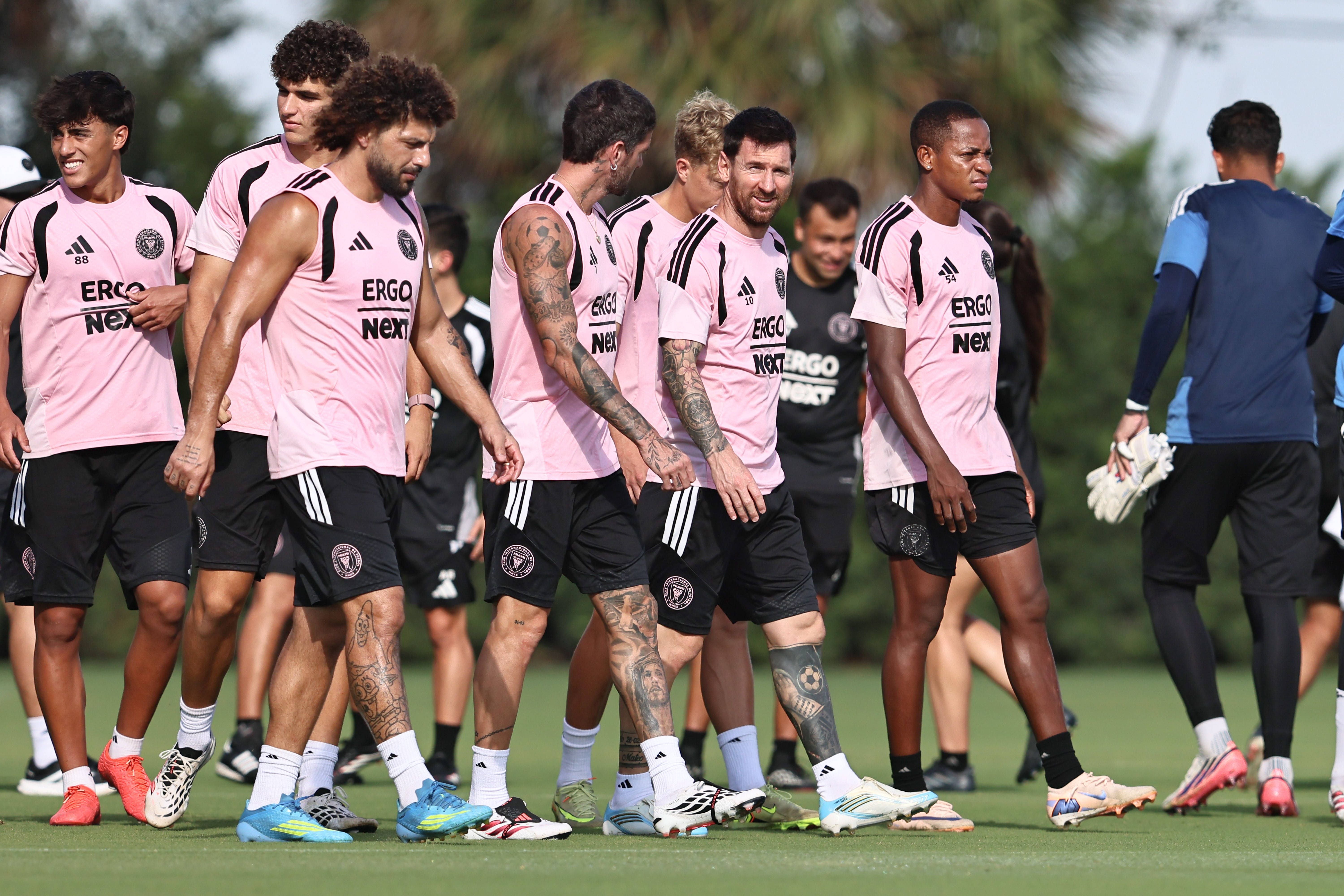 Inter Miami Spieler im rosa Trikot beim Training auf dem Fußballfeld.