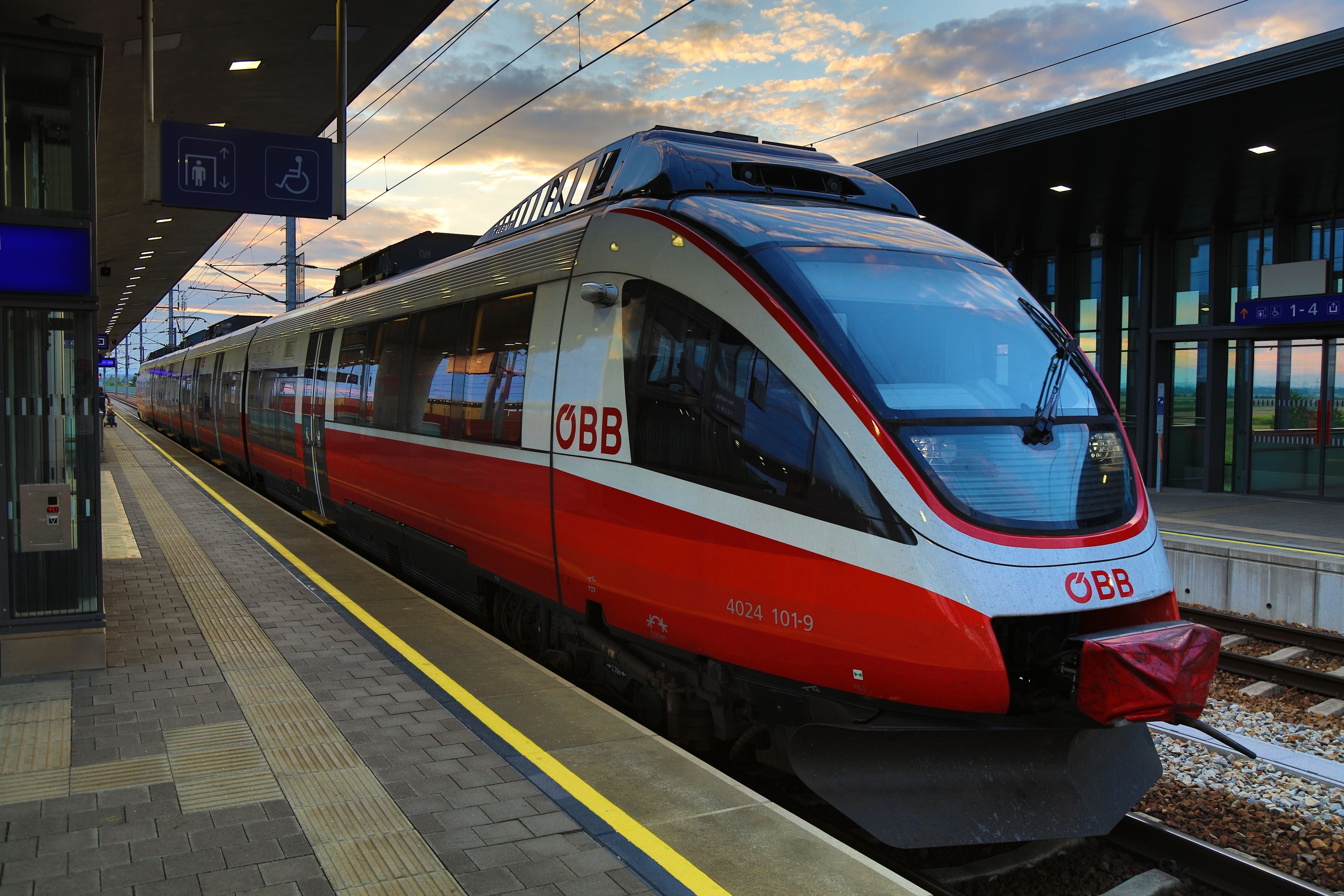 Ein moderner ÖBB-Bombardier Talent Regionalzug am Bahnsteig des Bahnhofs Tullnerfeld.