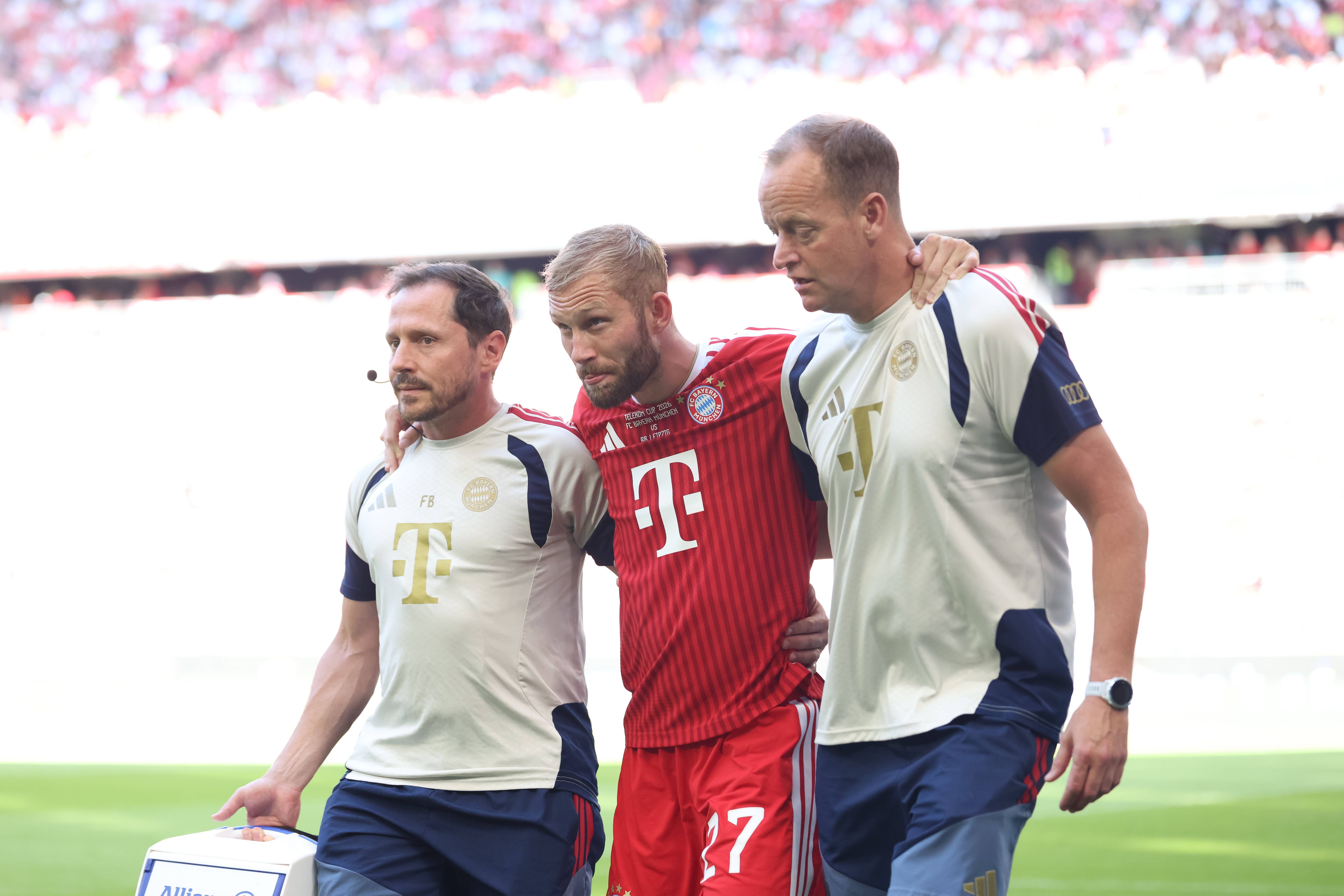 Konrad Laimer wird von zwei Betreuern verletzt vom Spielfeld geführt.