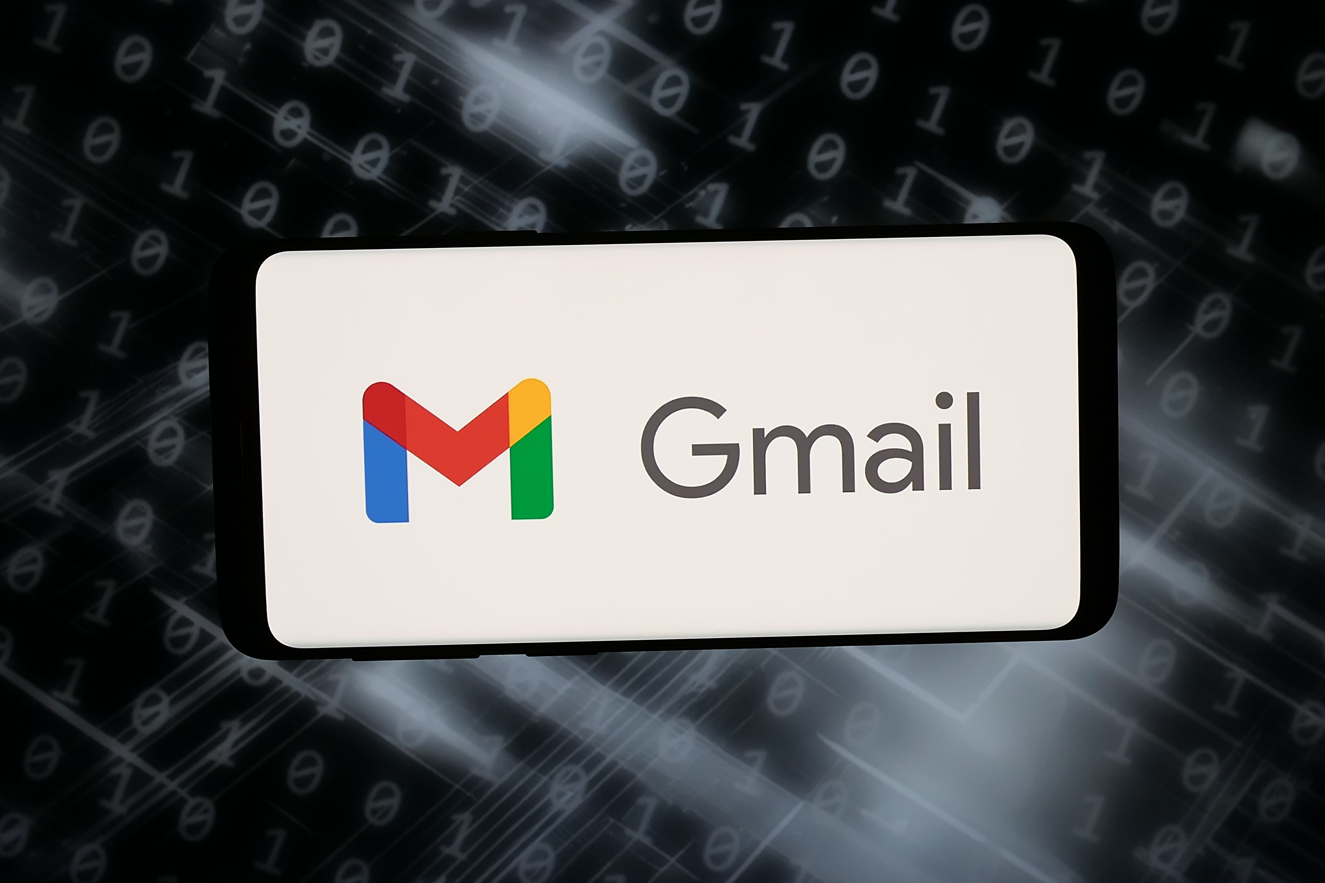 Das Gmail-Logo ist auf einem Smartphone vor einem abstrakten Hintergrund zu sehen.
